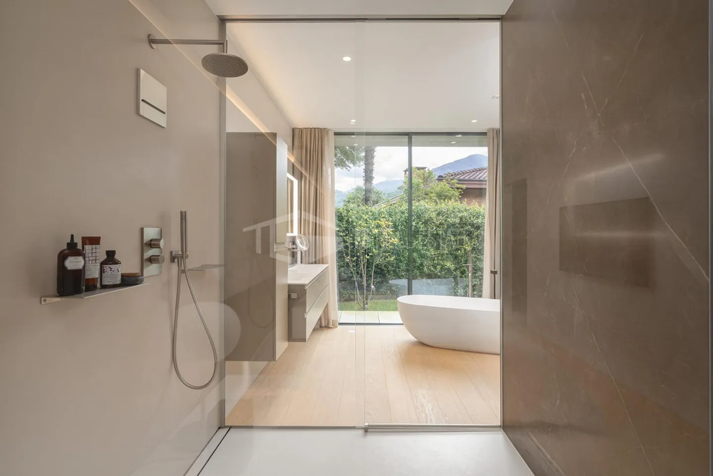 Elegante villa moderna nel verde - Foto 4 di 13