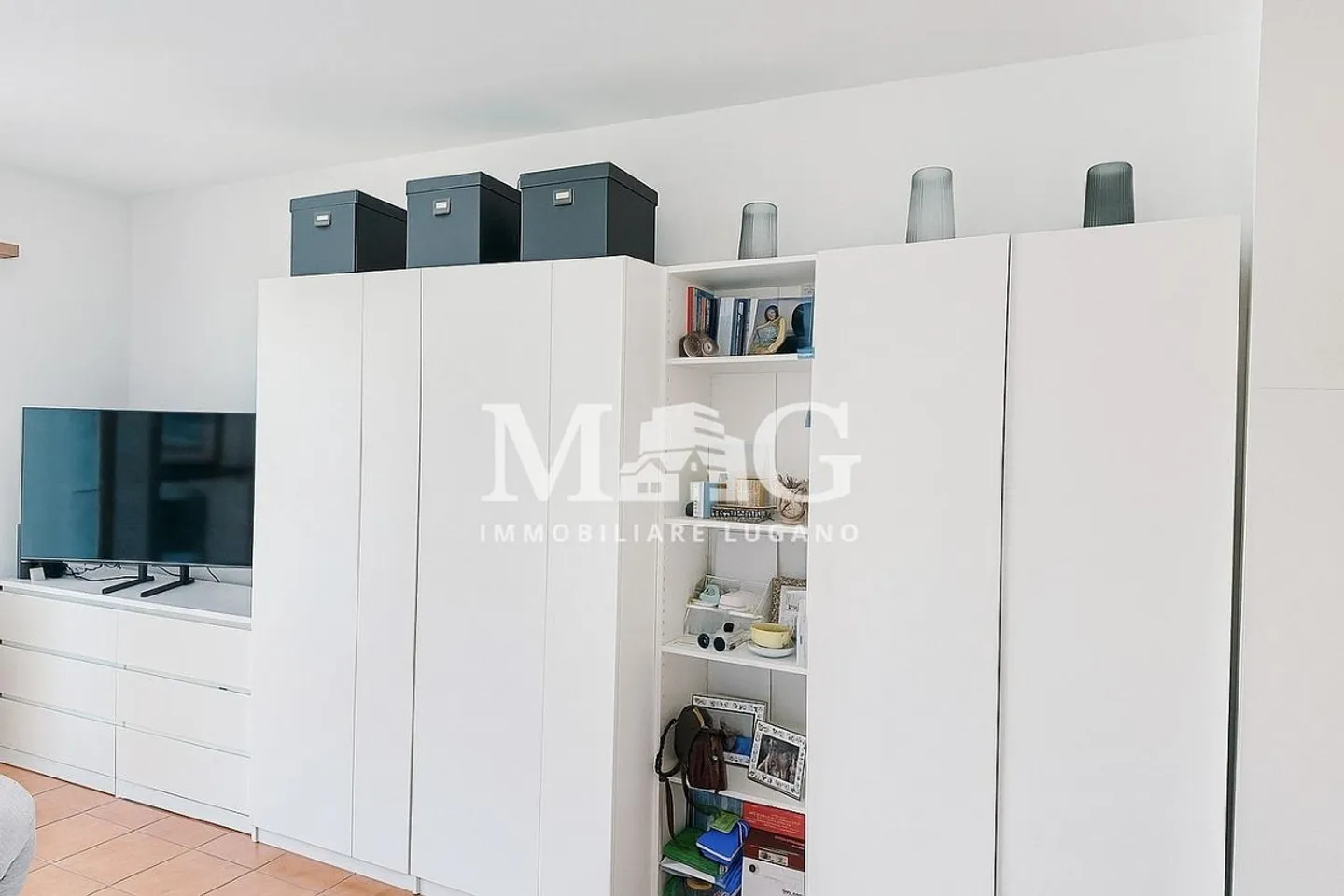 Caslano: Studio mit Kamin und Parkplatz - Foto 9 von 10