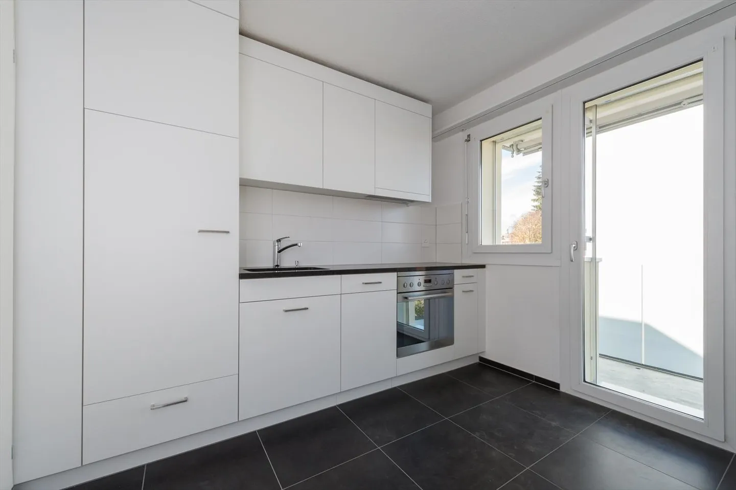 Ideal for commuters and airport employees - Photo 4 of 4