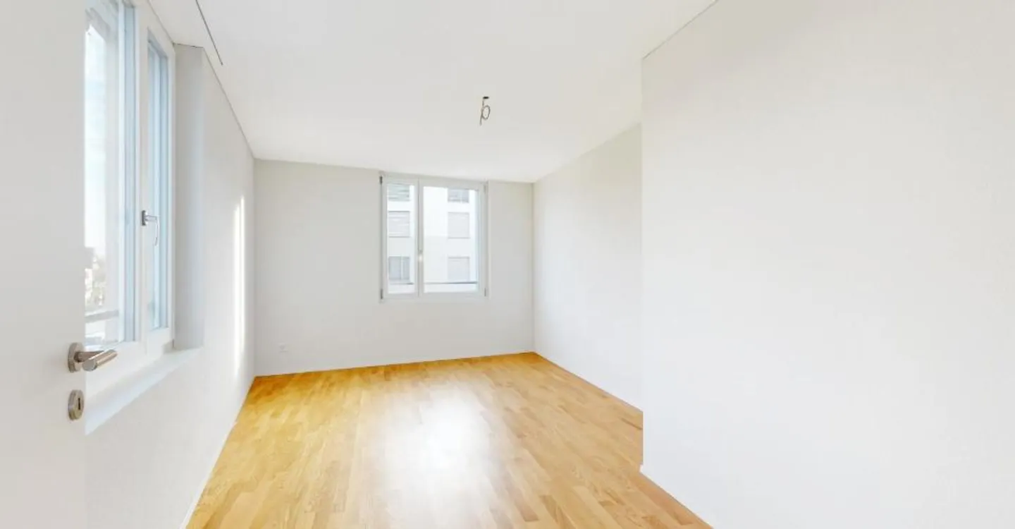 Modern apartment just a stone's throw from the train station - Photo 3 of 6
