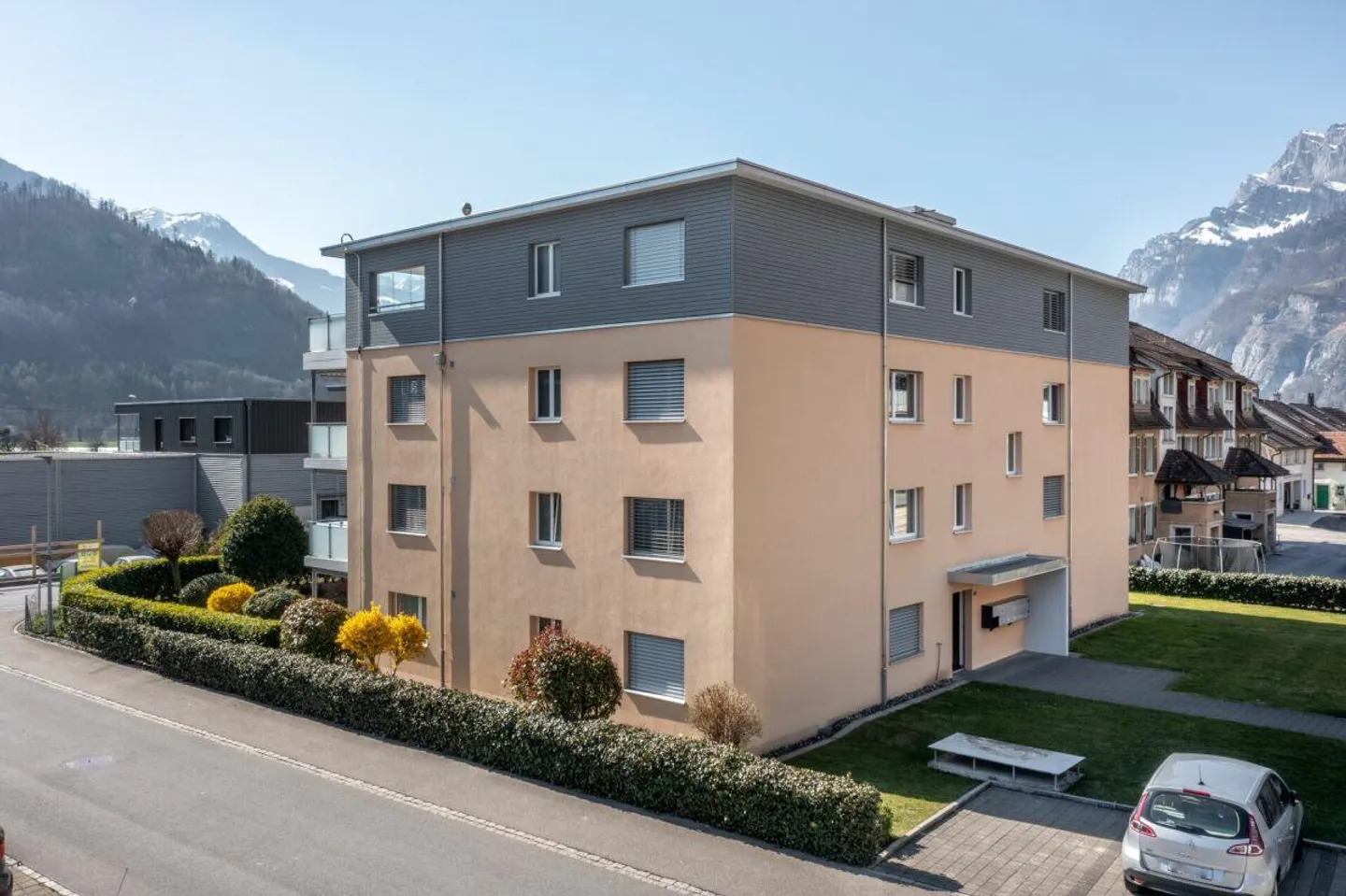 Sunny penthouse apartment with large terrace - Photo 2 of 10