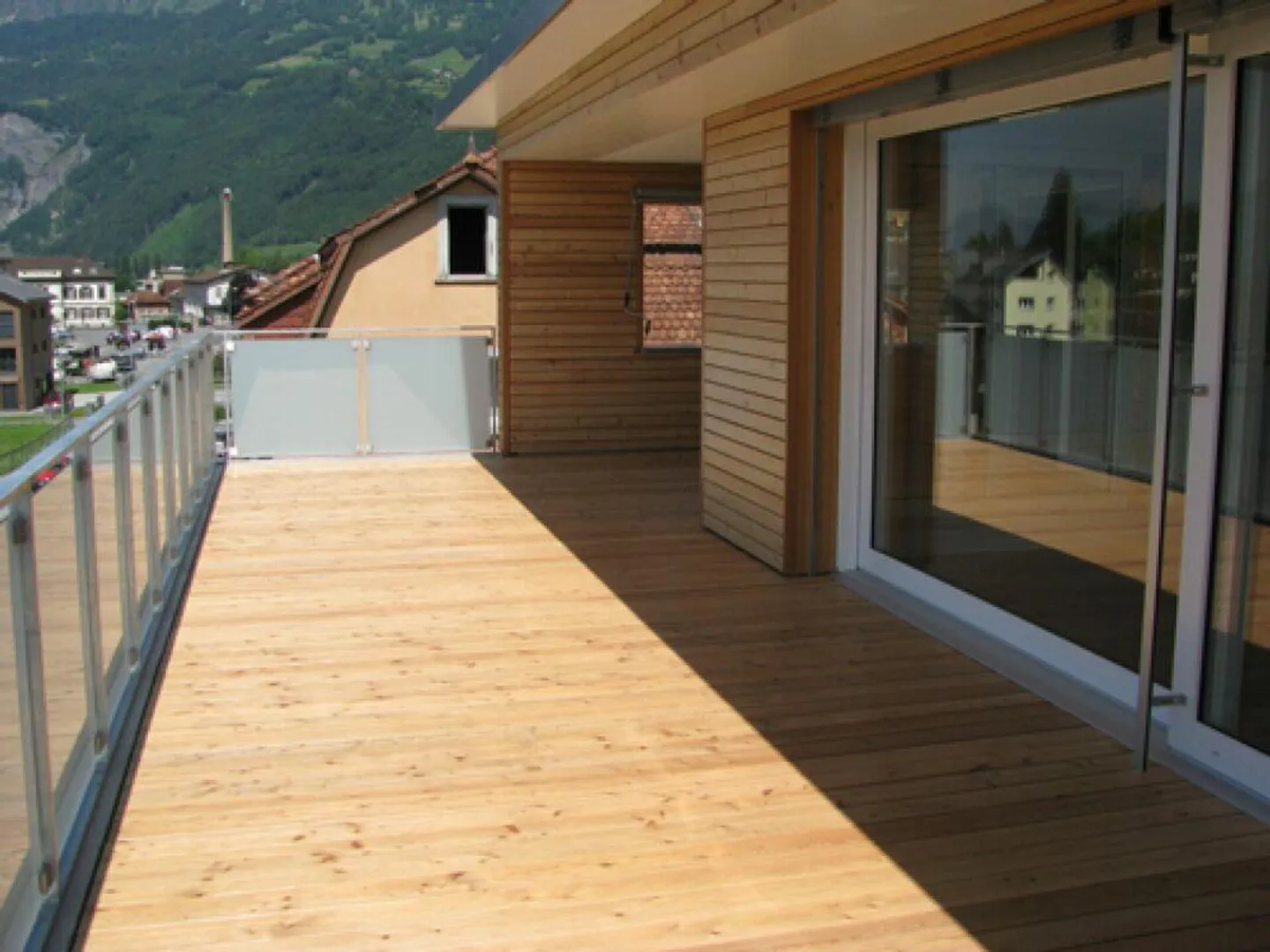 Sunny penthouse apartment with large terrace - Photo 3 of 10