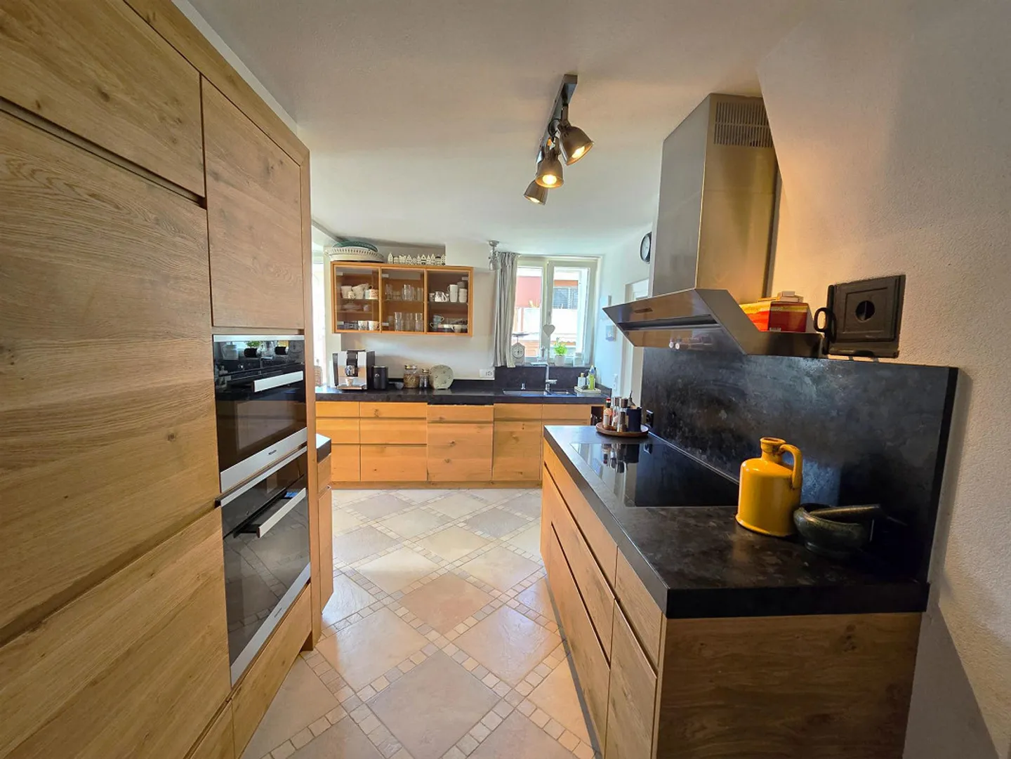 Casa unifamiliare ristrutturata di alta qualità con 9 stanze e molto spazio abitativo - Foto 3 di 11