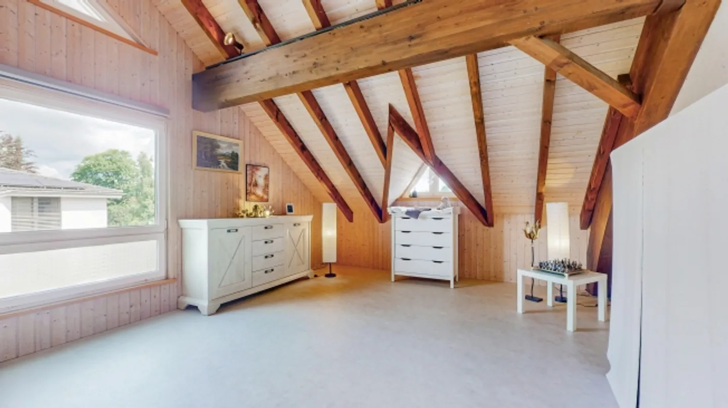 ATTRACTIVE SINGLE-FAMILY HOUSE WITH APARTMENT AND 541 m² TOTAL USABLE AREA - Photo 6 of 8