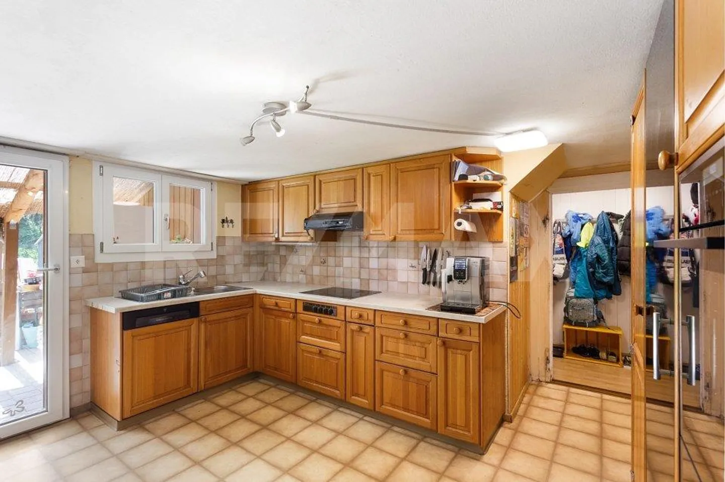 9-Room Semi-Detached House with Great Potential, Beautiful Garden at a Top Price! - Photo 5 of 10