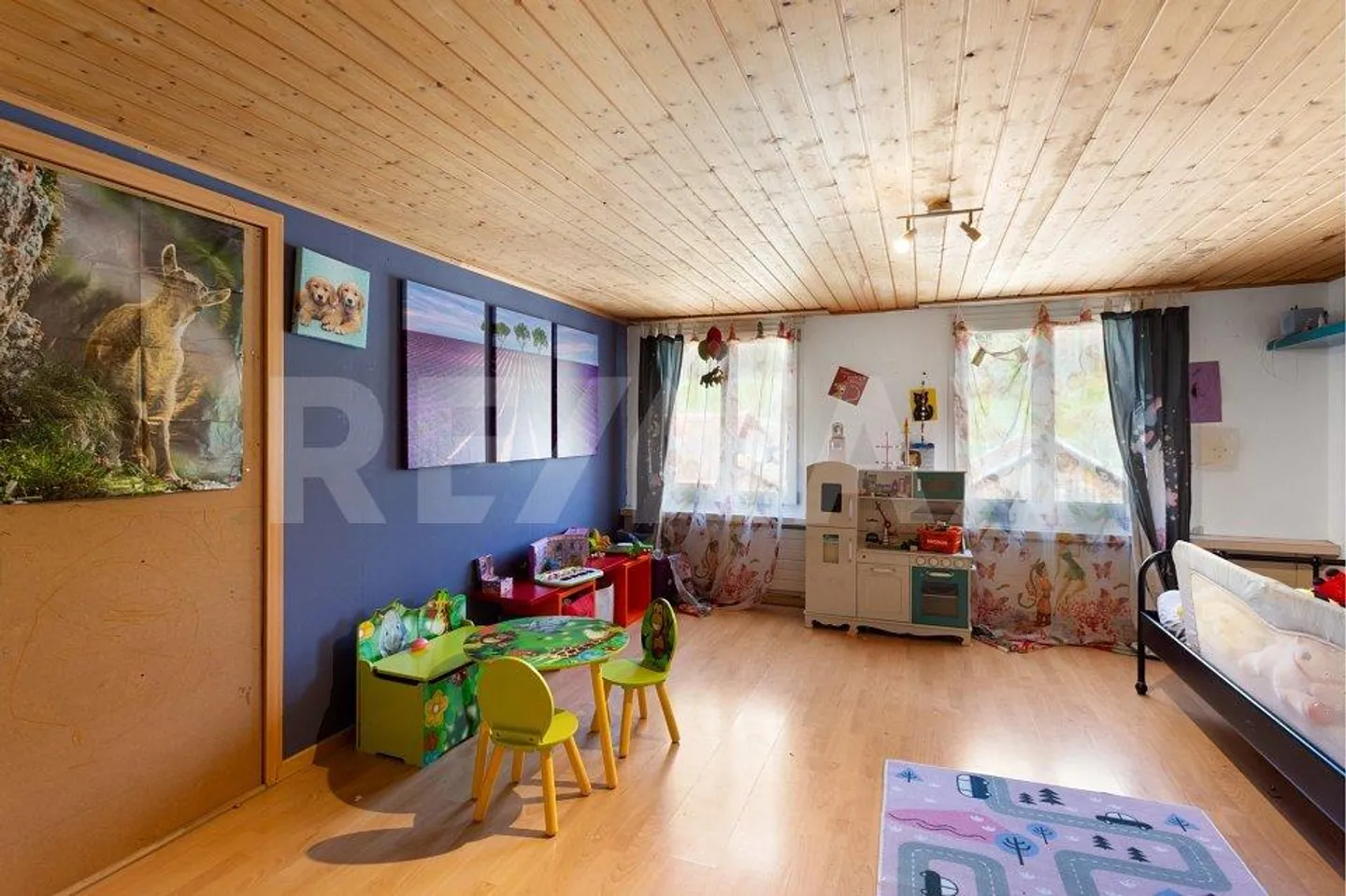 9-Room Semi-Detached House with Great Potential, Beautiful Garden at a Top Price! - Photo 8 of 10