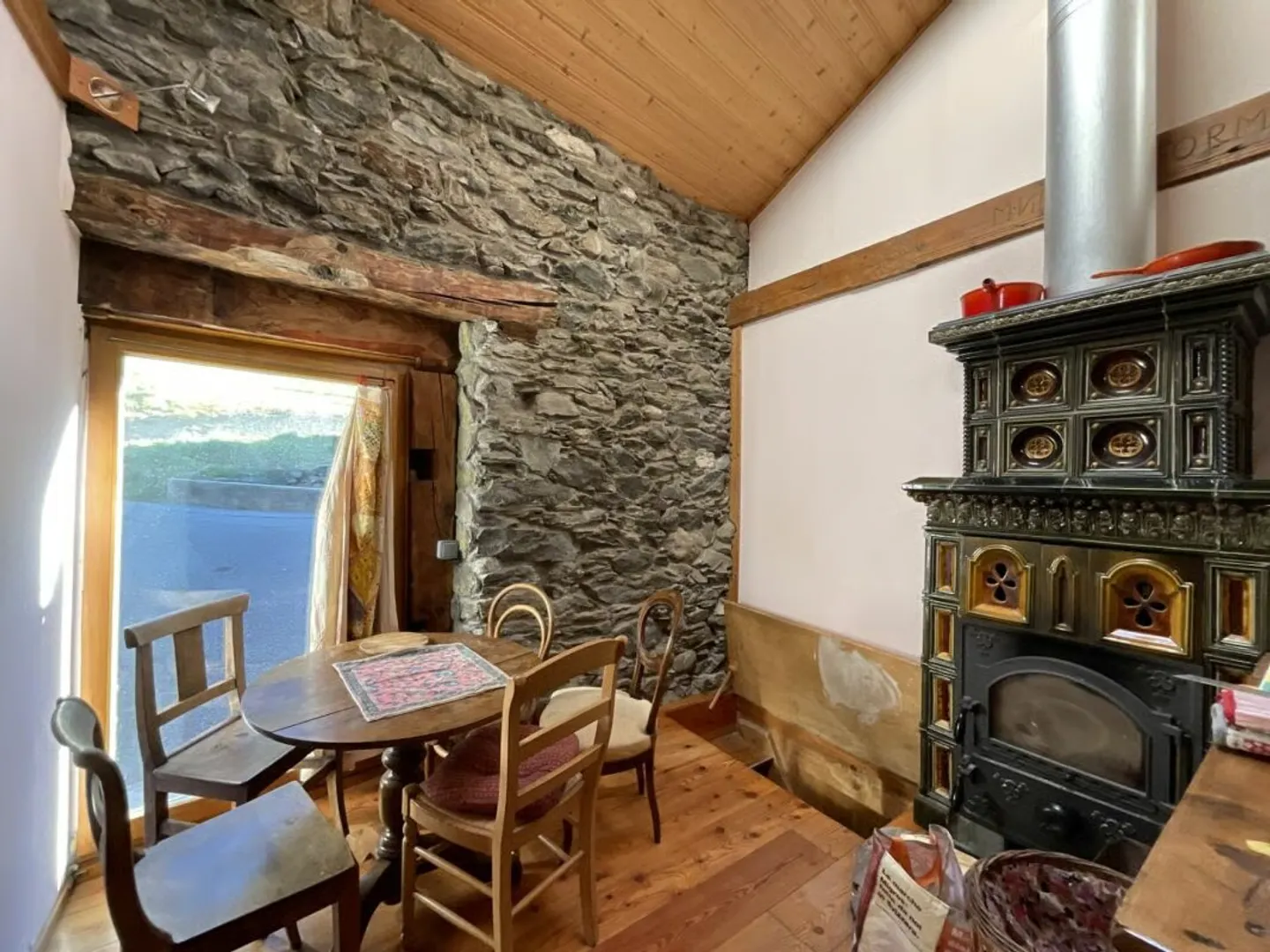 Maison à vendre au coeur du village de Bourg Saint Pierre - Photo 5 of 24
