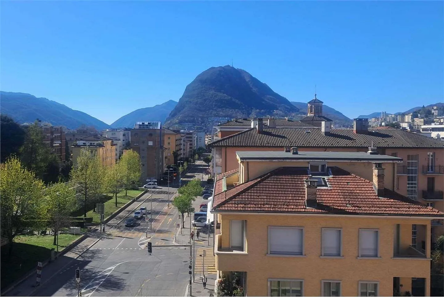 Charmante Dachwohnung mit Terrasse - Foto 1 von 9