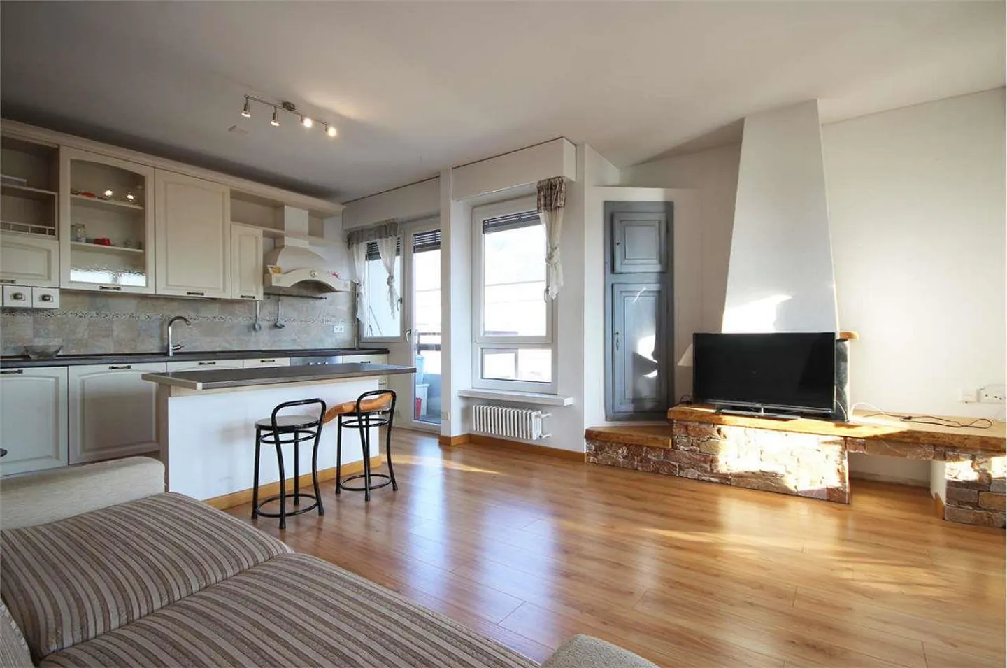 Charmante Dachwohnung mit Terrasse - Foto 4 von 9