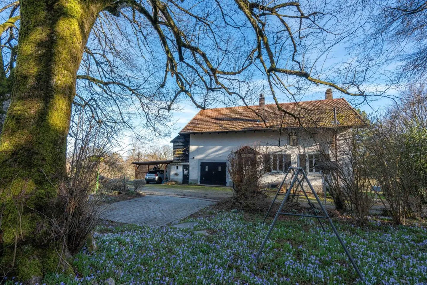 Charming House with Lake View - Photo 3 of 13