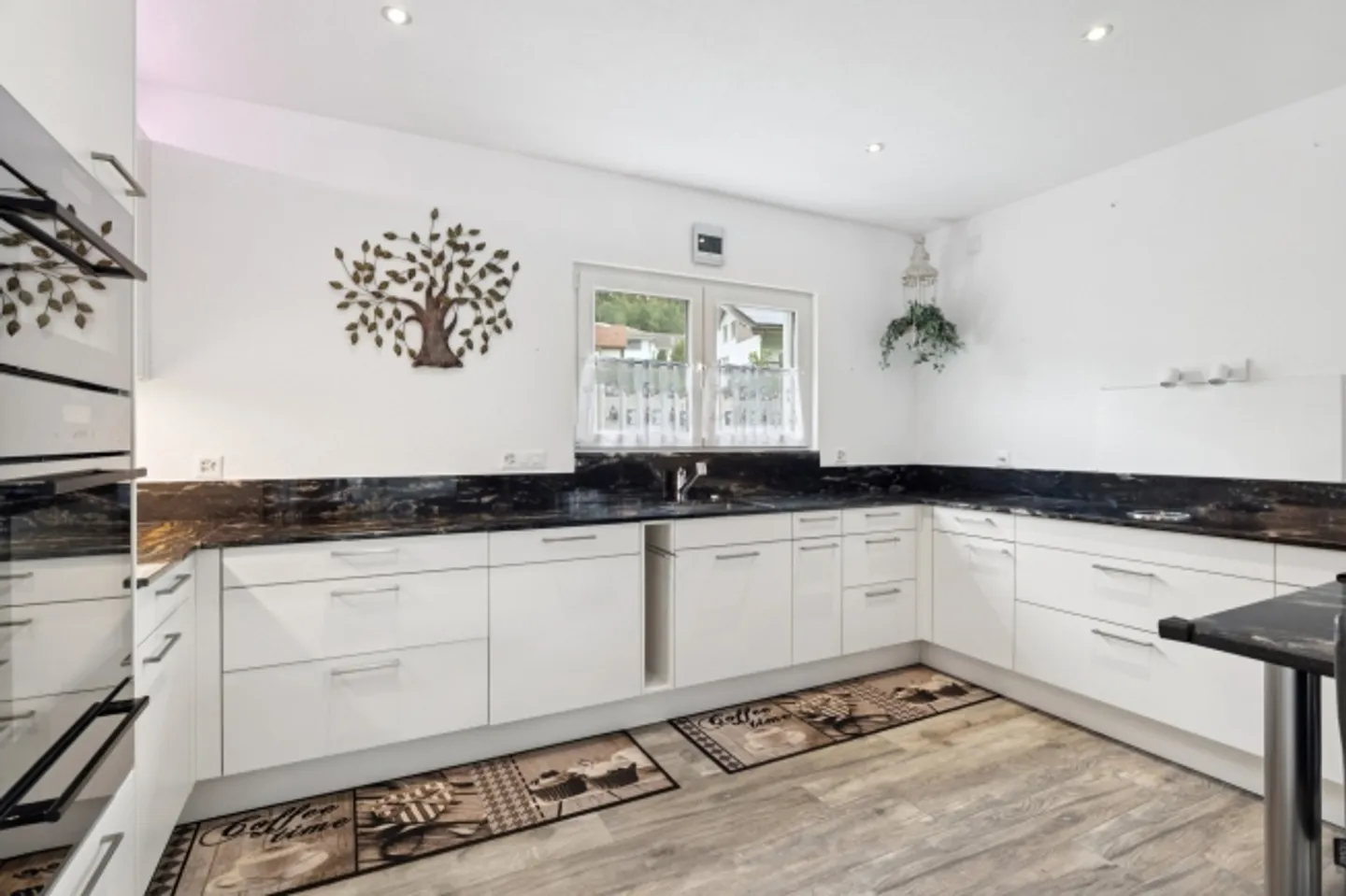 APPARTAMENTO MODERNO CON GIARDINO DI 172M² DI SUPERFICIE ABITABILE - Foto 4 di 8