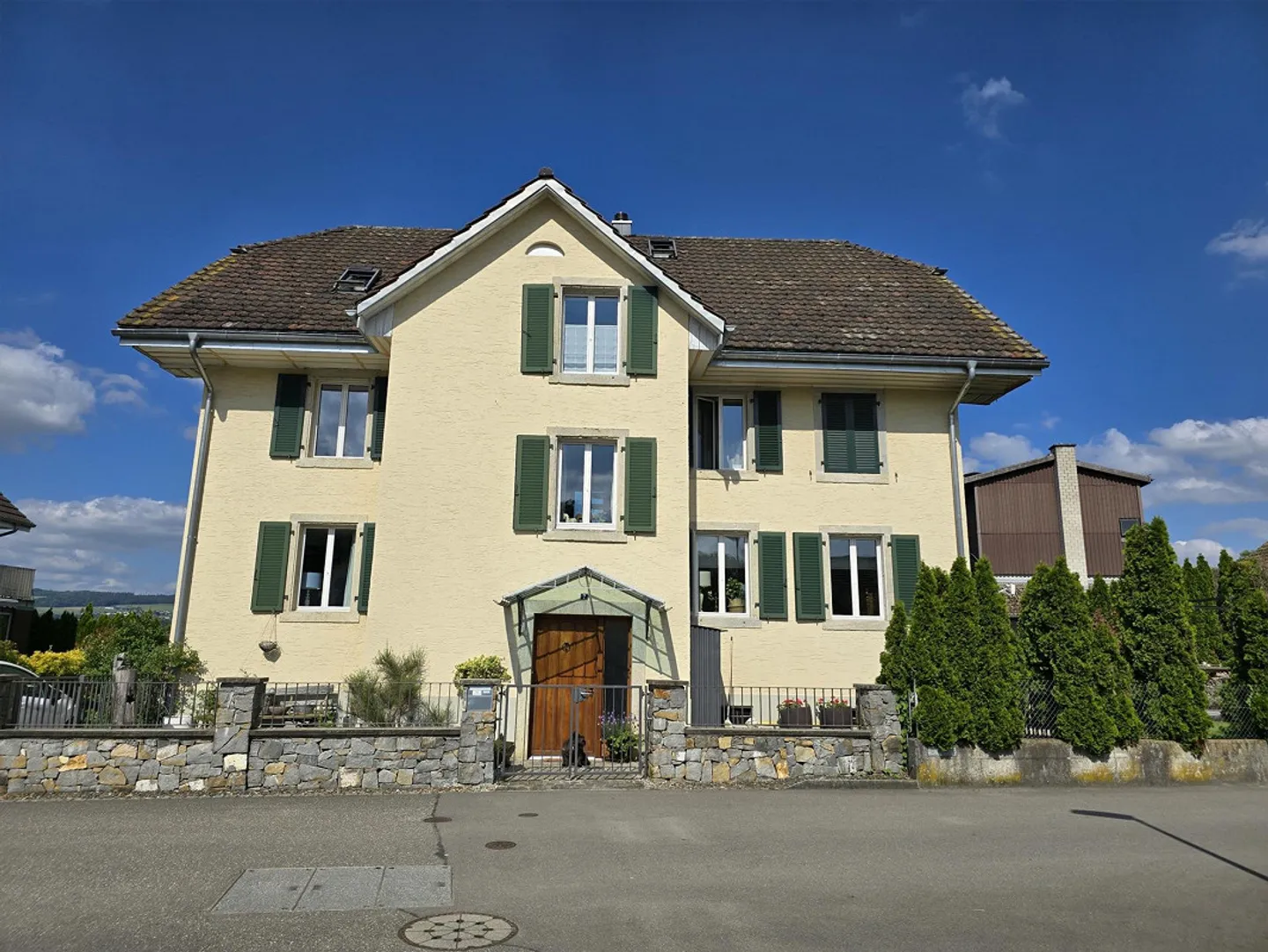 Casa unifamiliare ristrutturata di alta qualità con 9 stanze e molto spazio abitativo - Foto 10 di 11
