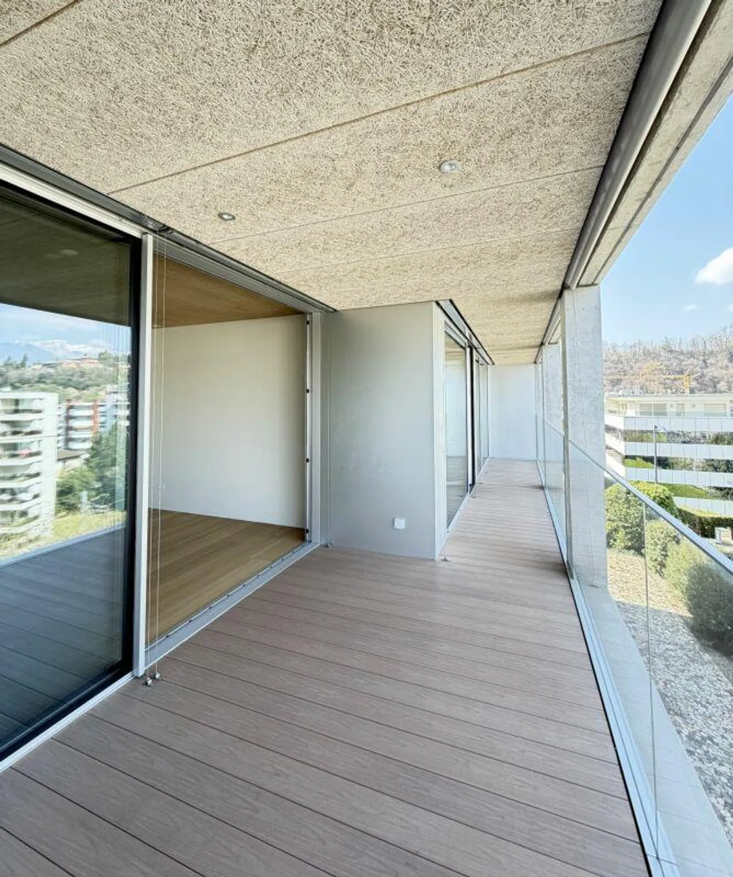 Modernes 3.5-Zimmer mit Seeblick - Foto 1 von 15