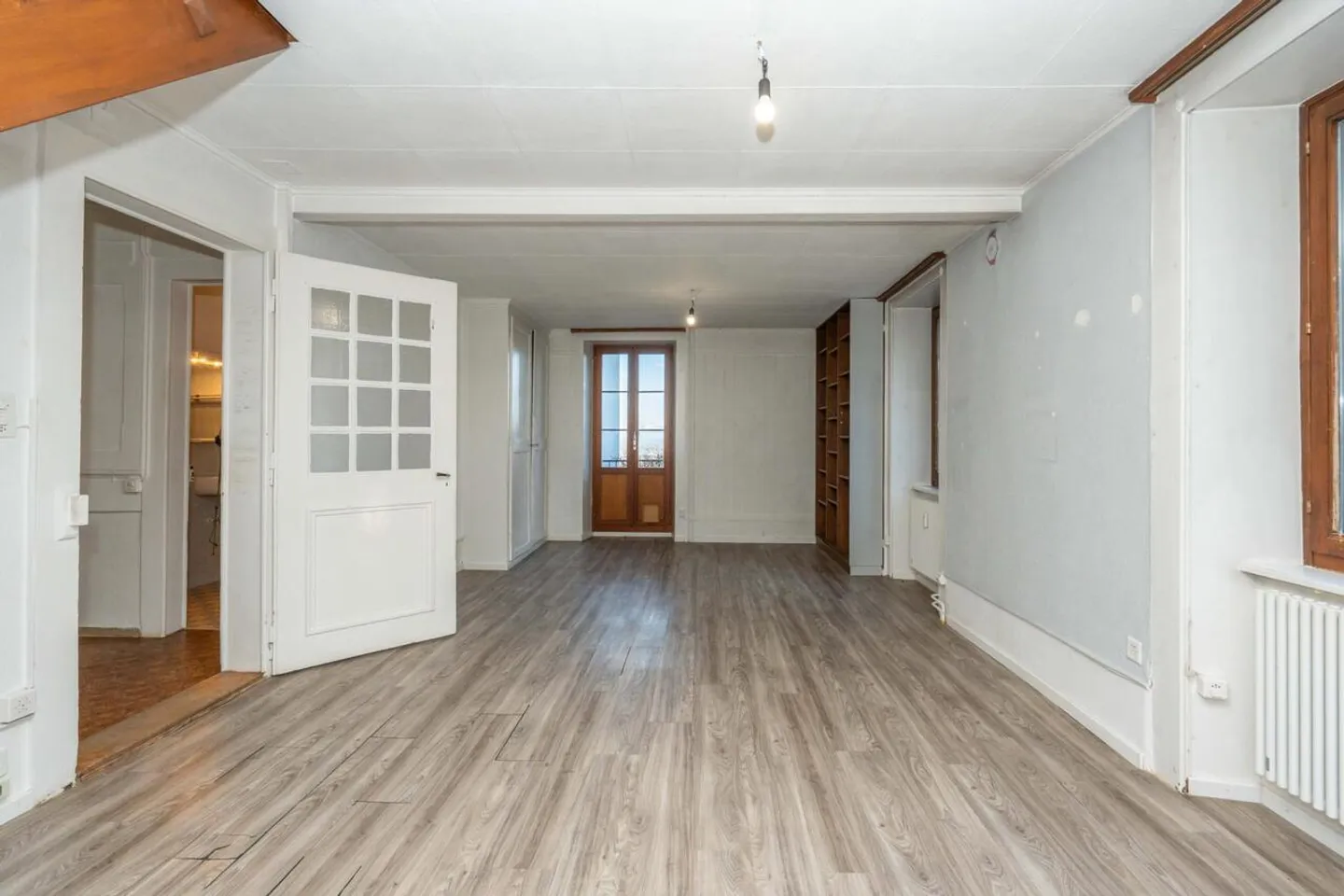 Charming House with Lake View - Photo 11 of 13