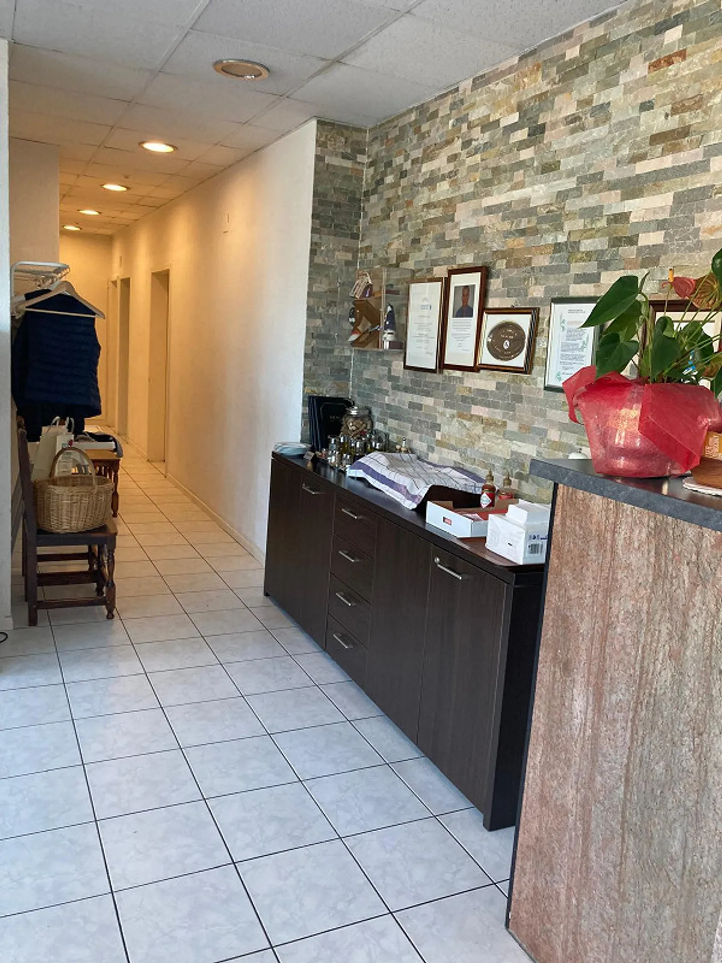 Representative - Central - Flexibly Usable - Photo 3 of 9