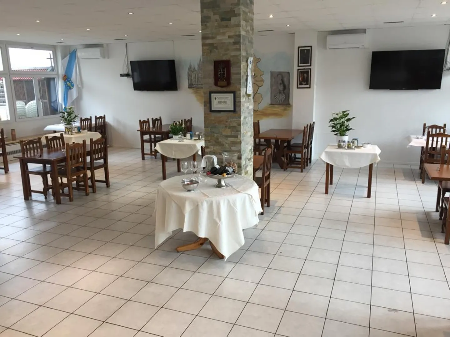 Representative - Central - Flexibly Usable - Photo 1 of 9