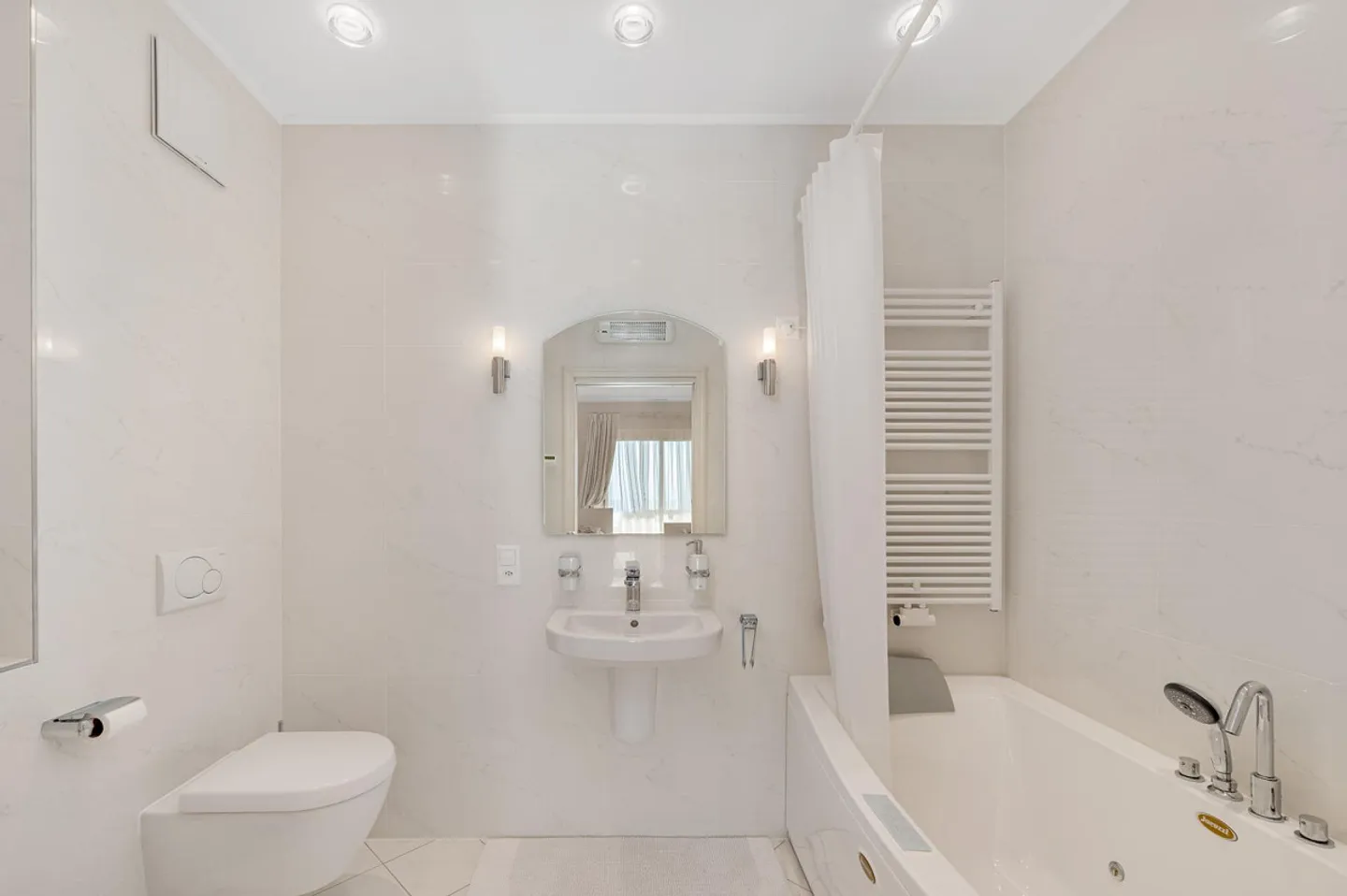 Elegant duplex with stunning lake view. - Photo 4 of 13