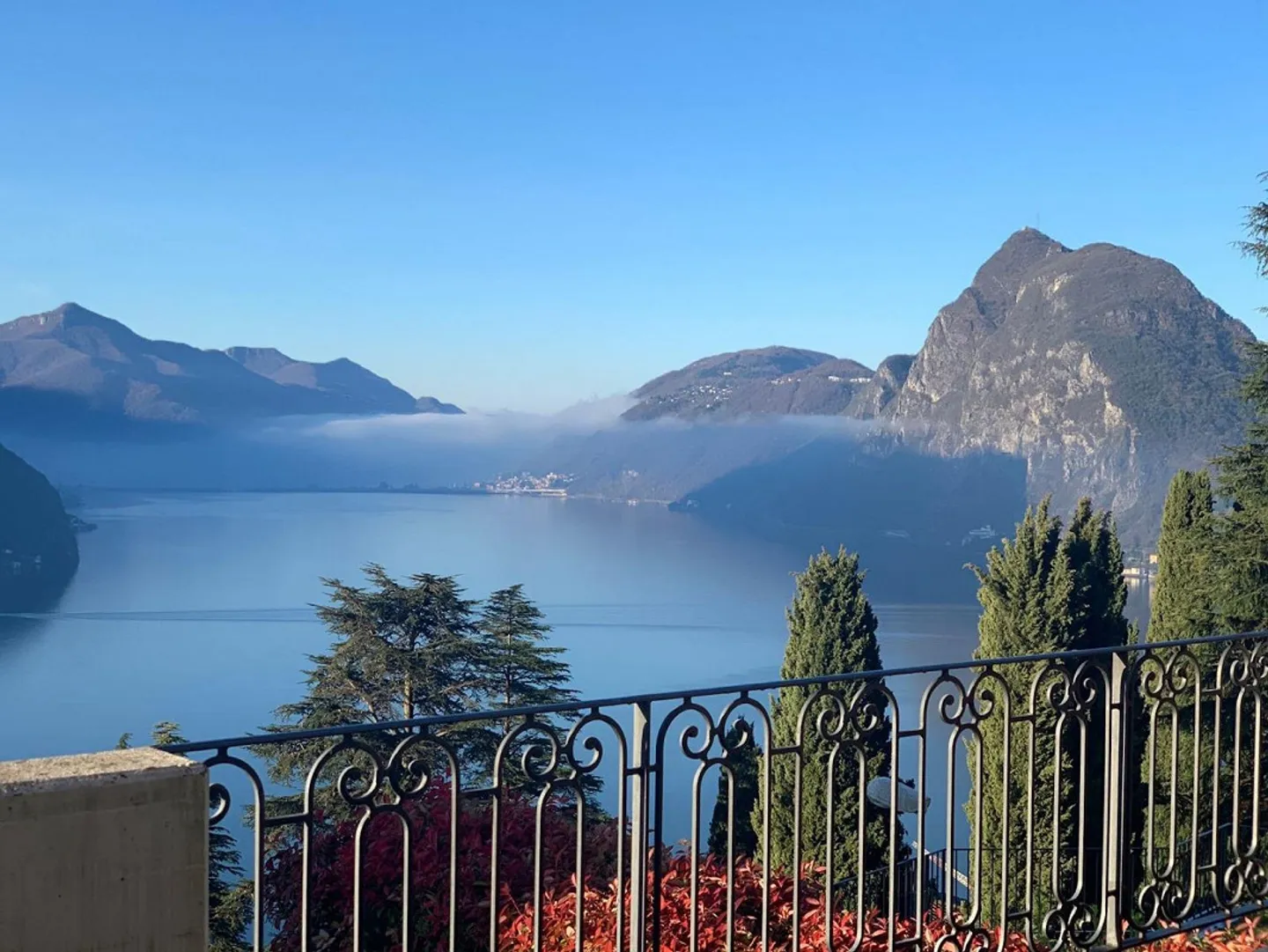 Elegant duplex with stunning lake view. - Photo 6 of 13