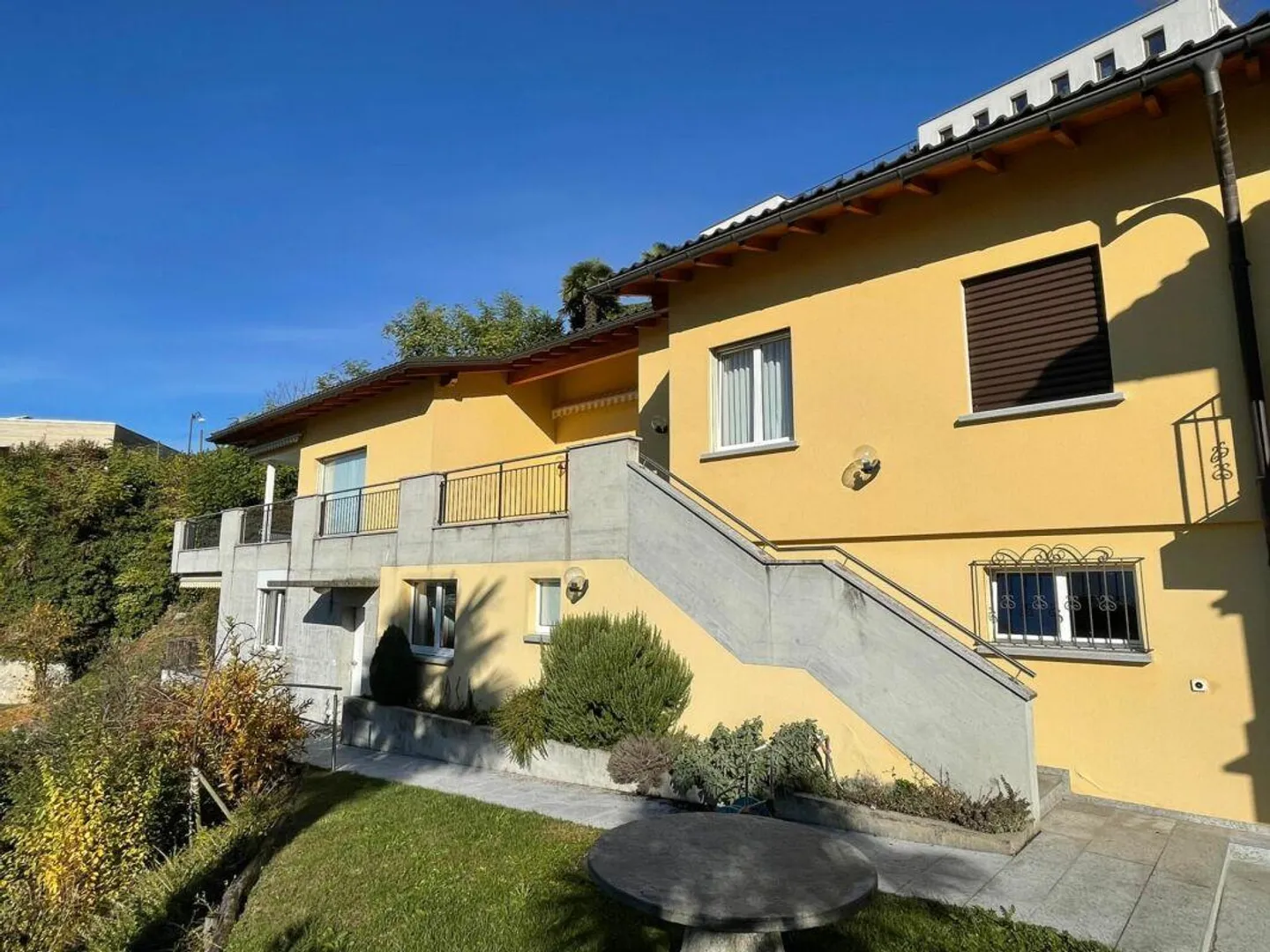 Casa di campagna interessante con giardino e vista lago - Foto 1 di 16