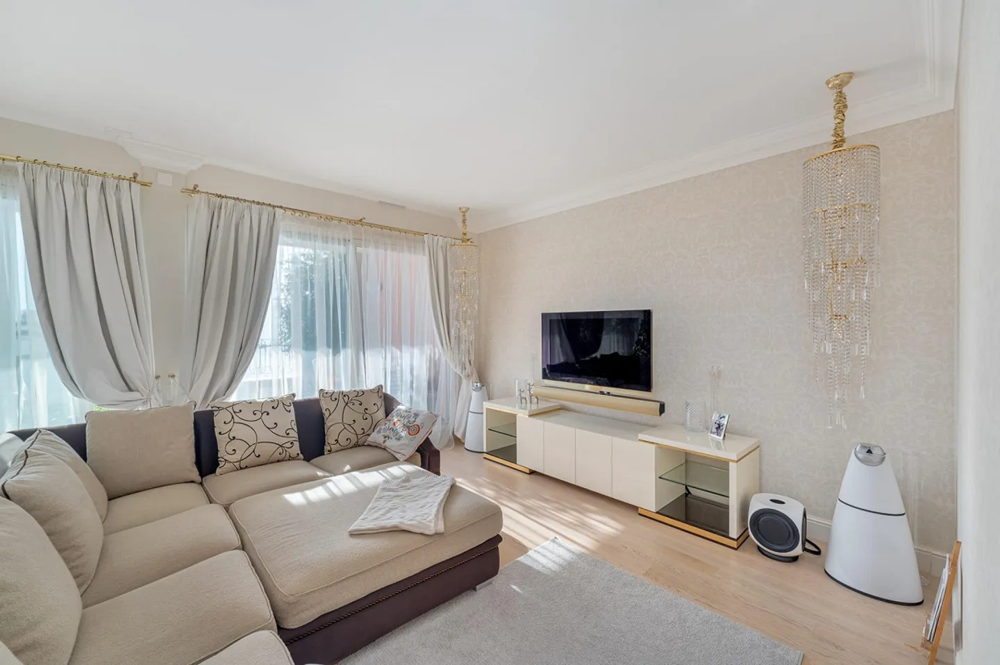 Elegant duplex with stunning lake view. - Photo 8 of 13