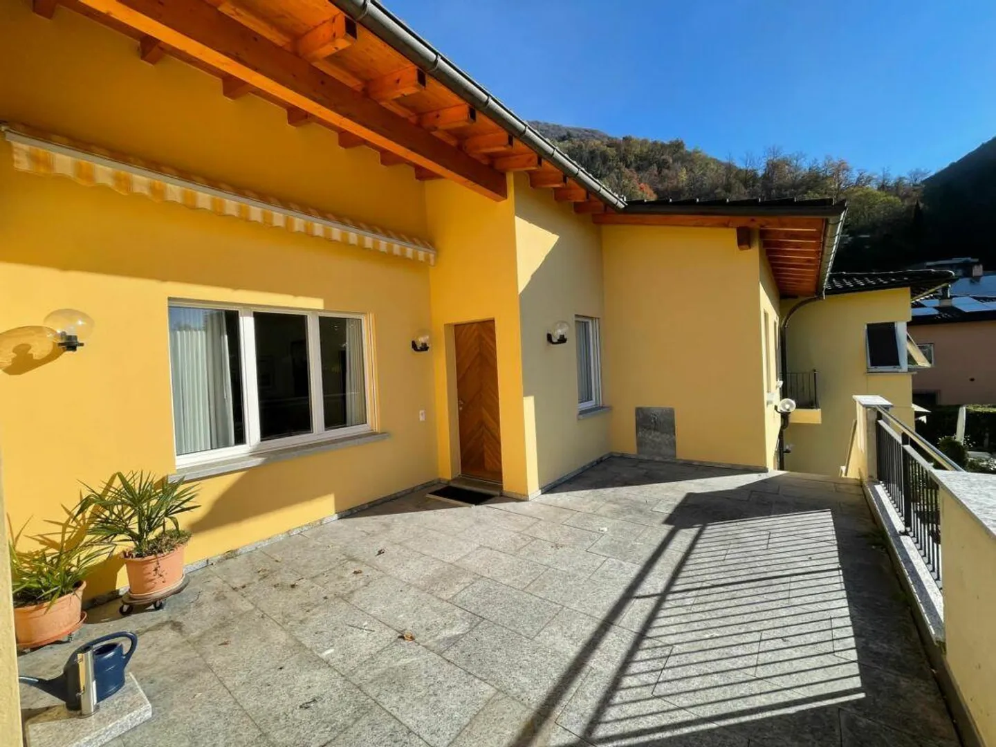 Casa di campagna interessante con giardino e vista lago - Foto 4 di 16
