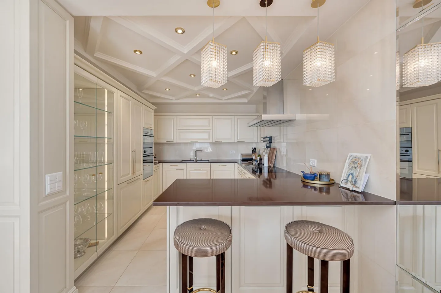 Elegant duplex with stunning lake view. - Photo 9 of 13