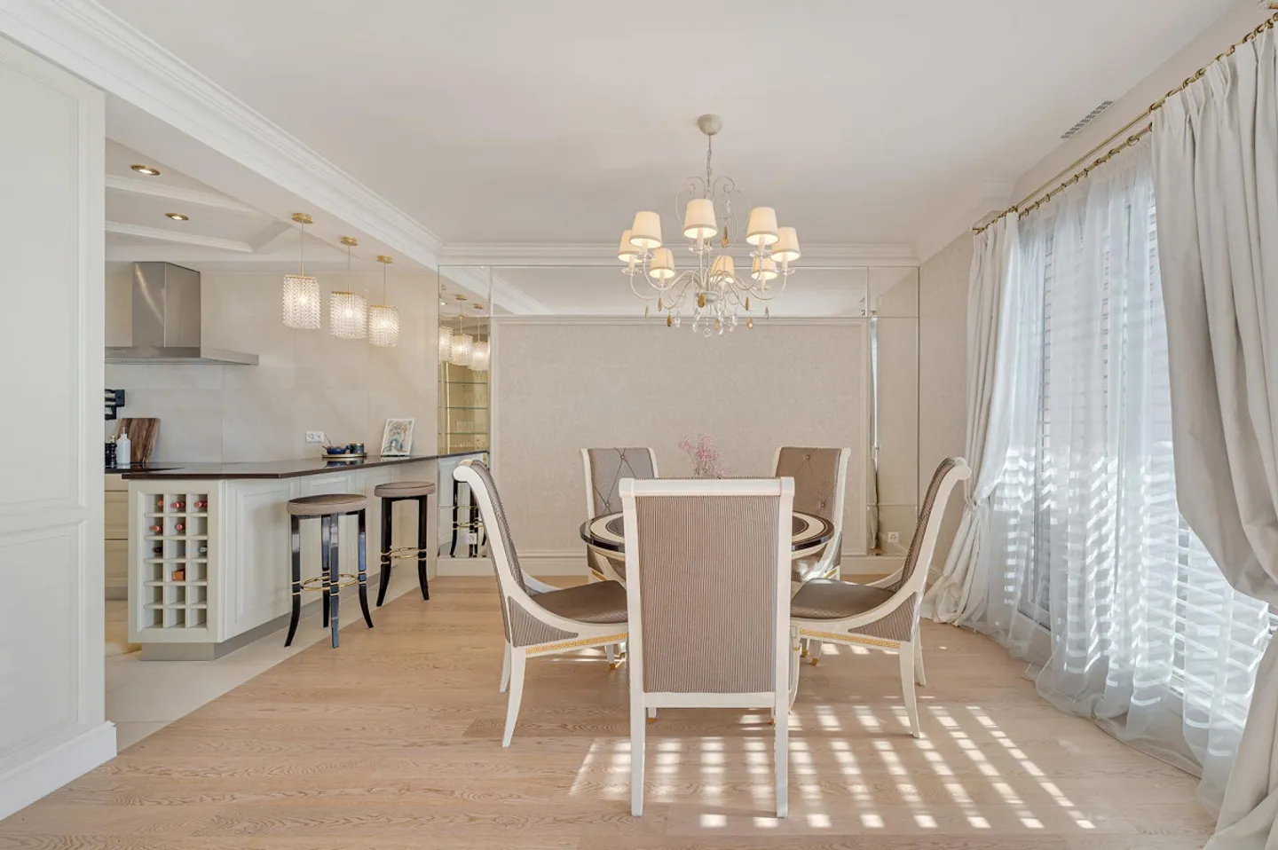 Elegant duplex with stunning lake view. - Photo 7 of 13