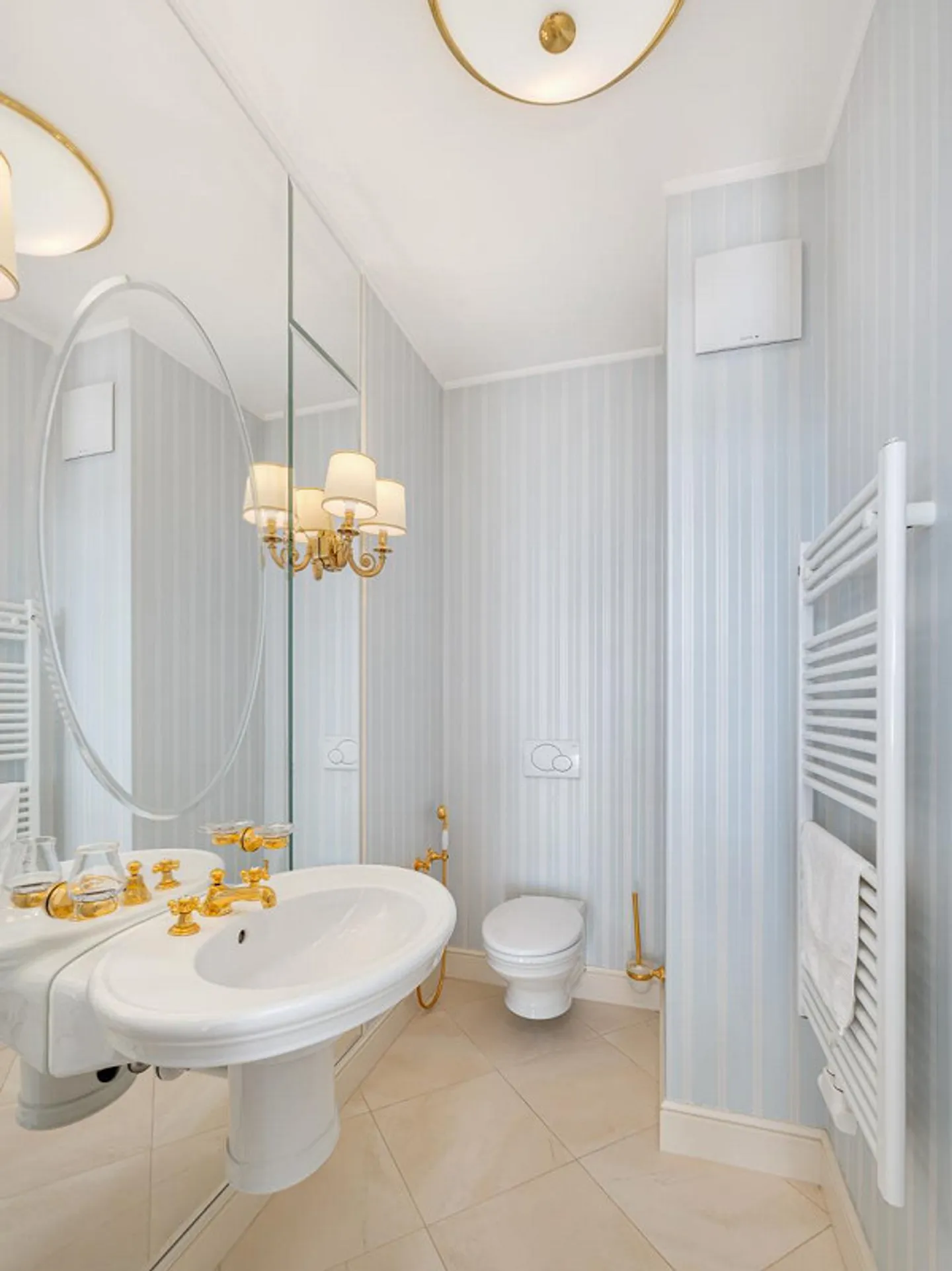 Elegant duplex with stunning lake view. - Photo 11 of 13