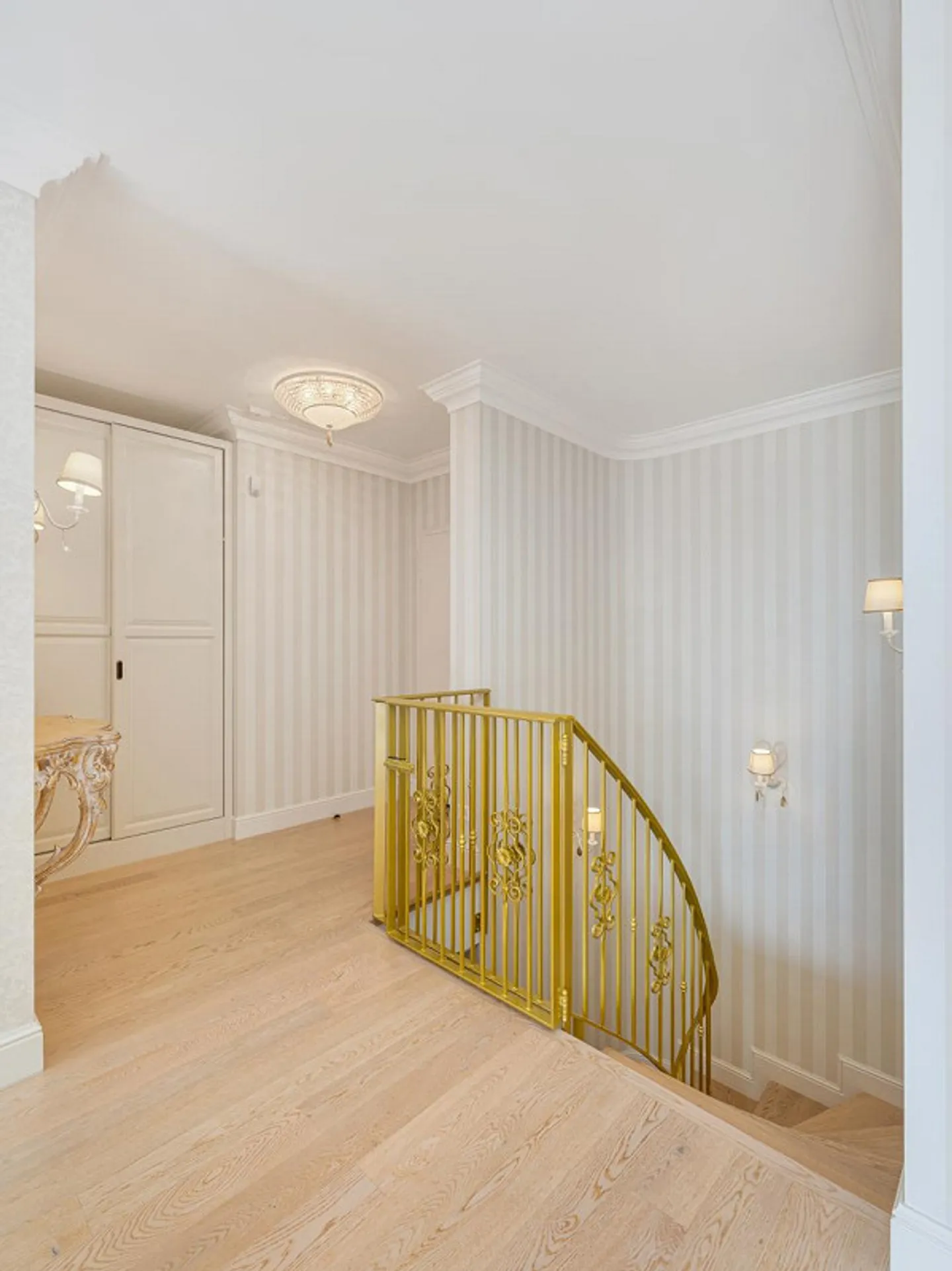 Elegant duplex with stunning lake view. - Photo 12 of 13