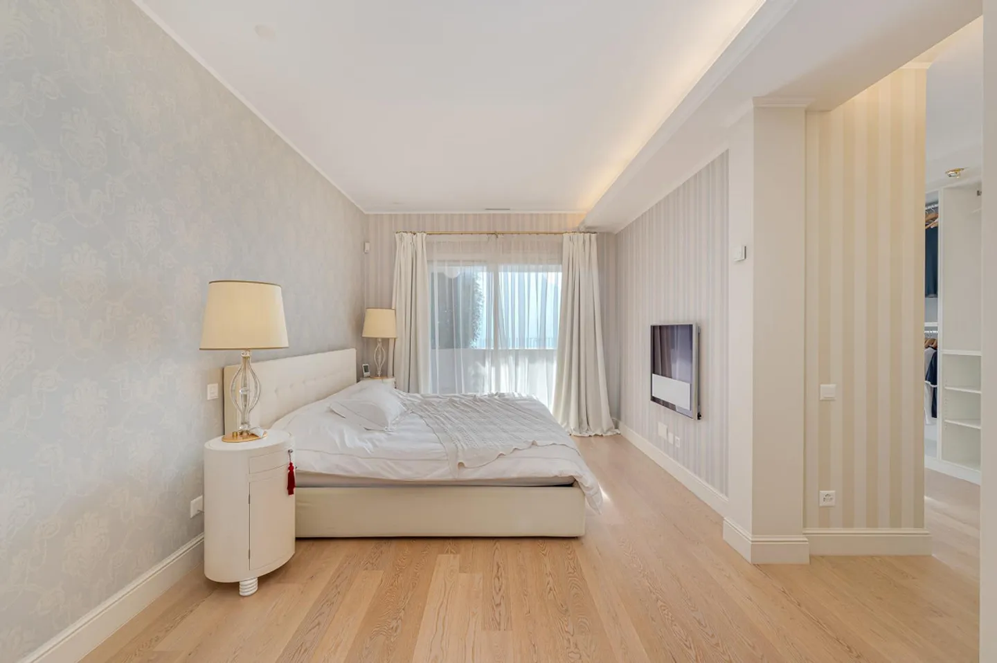 Elegant duplex with stunning lake view. - Photo 13 of 13