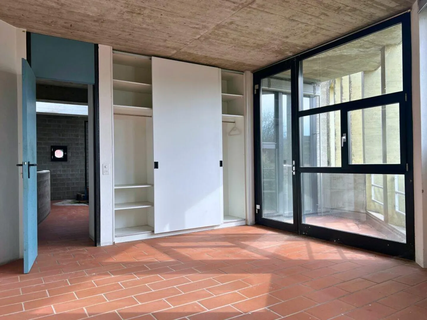 Maison unifamiliale sur trois niveaux avec terrasse panoramique et jardin - Photo 10 sur 17