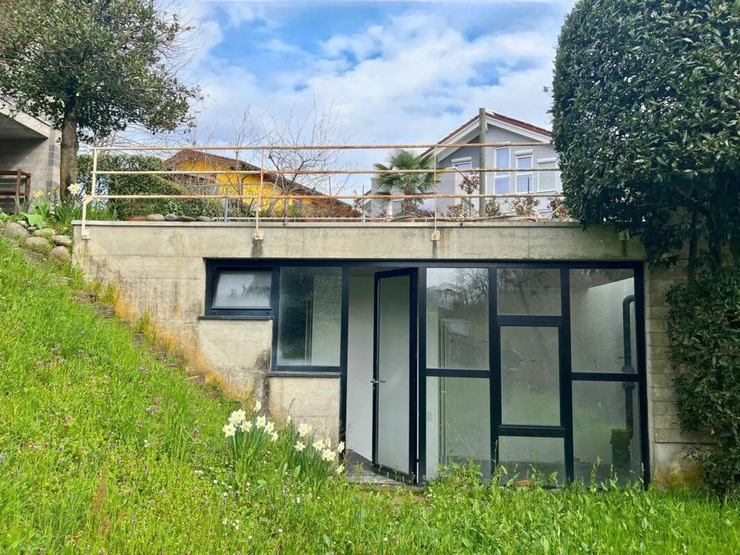 Maison unifamiliale sur trois niveaux avec terrasse panoramique et jardin - Photo 14 sur 17