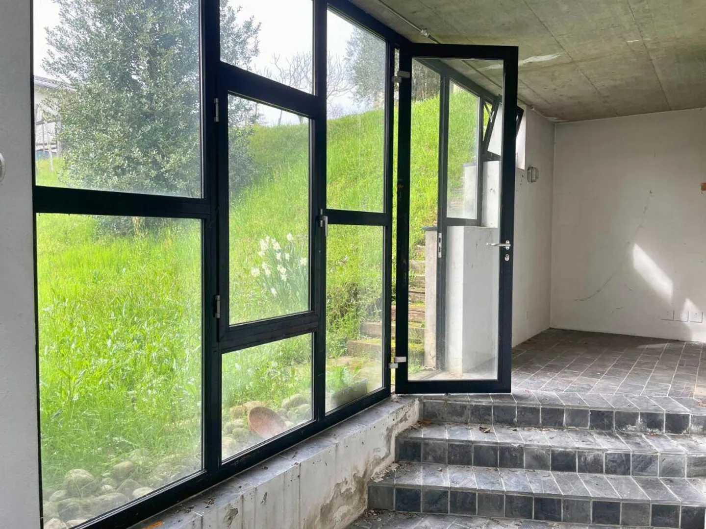 Maison unifamiliale sur trois niveaux avec terrasse panoramique et jardin - Photo 15 sur 17