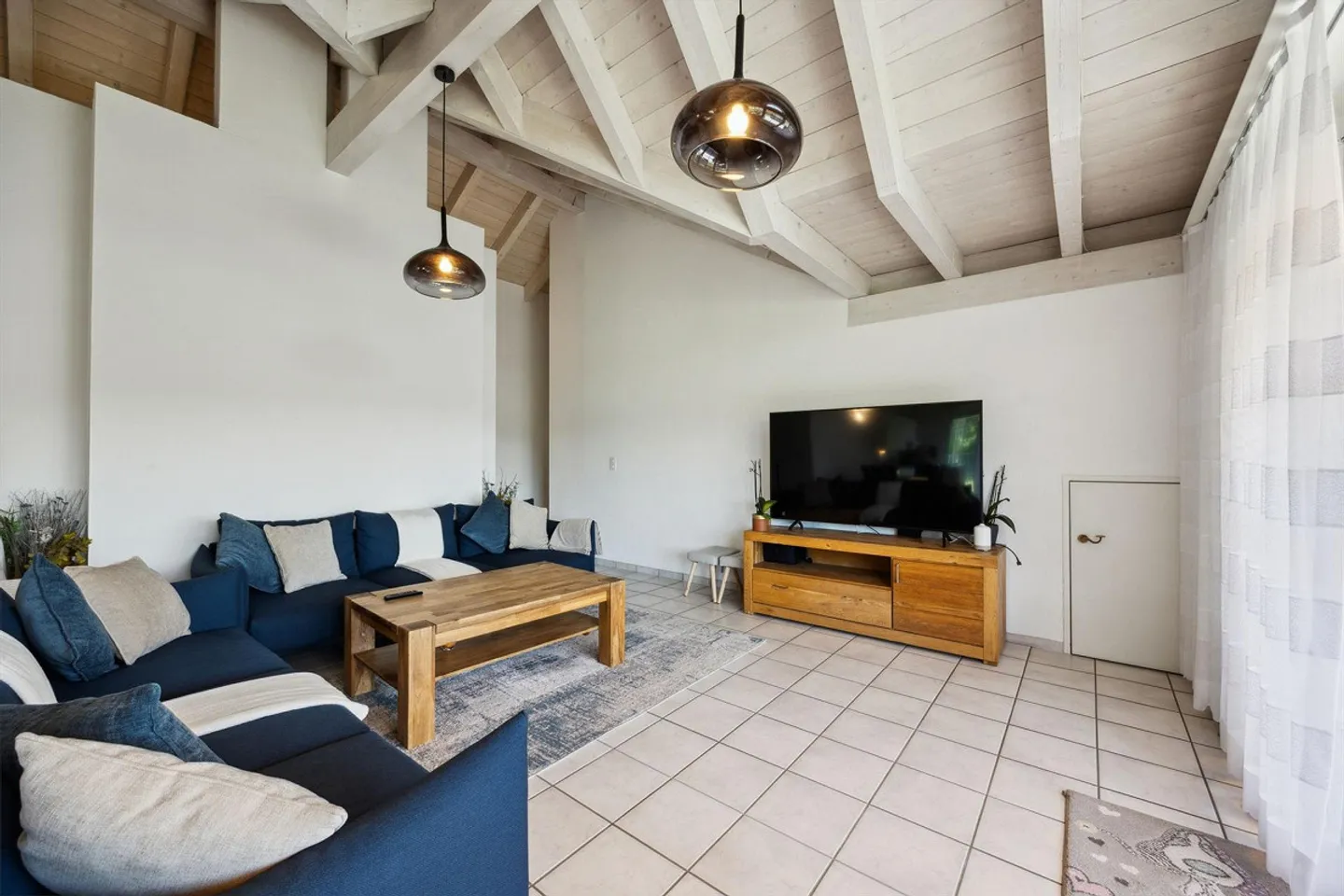 Charmante Dachwohnung mit Terrasse - Foto 3 von 13