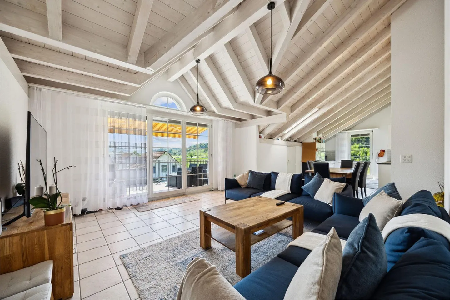 Charmante Dachwohnung mit Terrasse - Foto 4 von 13