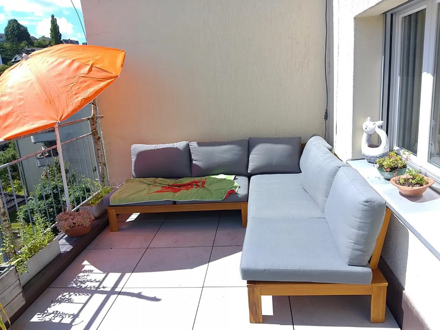 Charmante Dachwohnung mit Terrasse - Foto 2 von 17