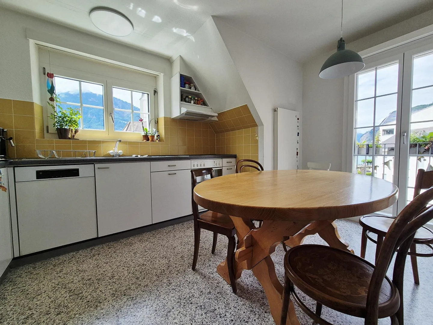 Charming 5.5 Room Old Building Apartment with Lake View in Flüelen - Photo 2 of 14