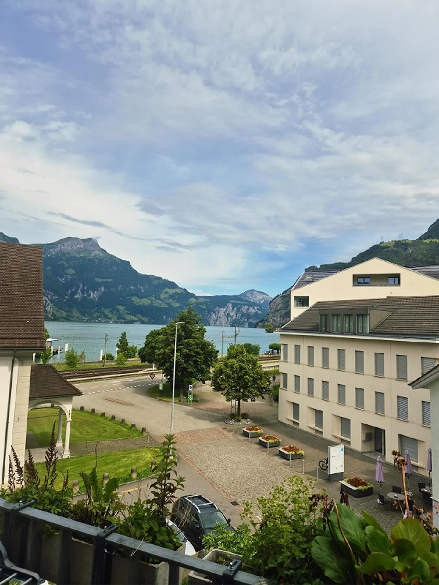 Charming 5.5 Room Old Building Apartment with Lake View in Flüelen - Photo 3 of 14