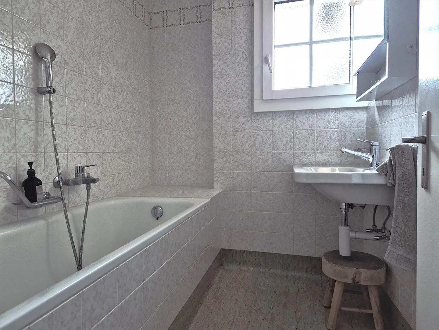 Charming 5.5 Room Old Building Apartment with Lake View in Flüelen - Photo 9 of 14