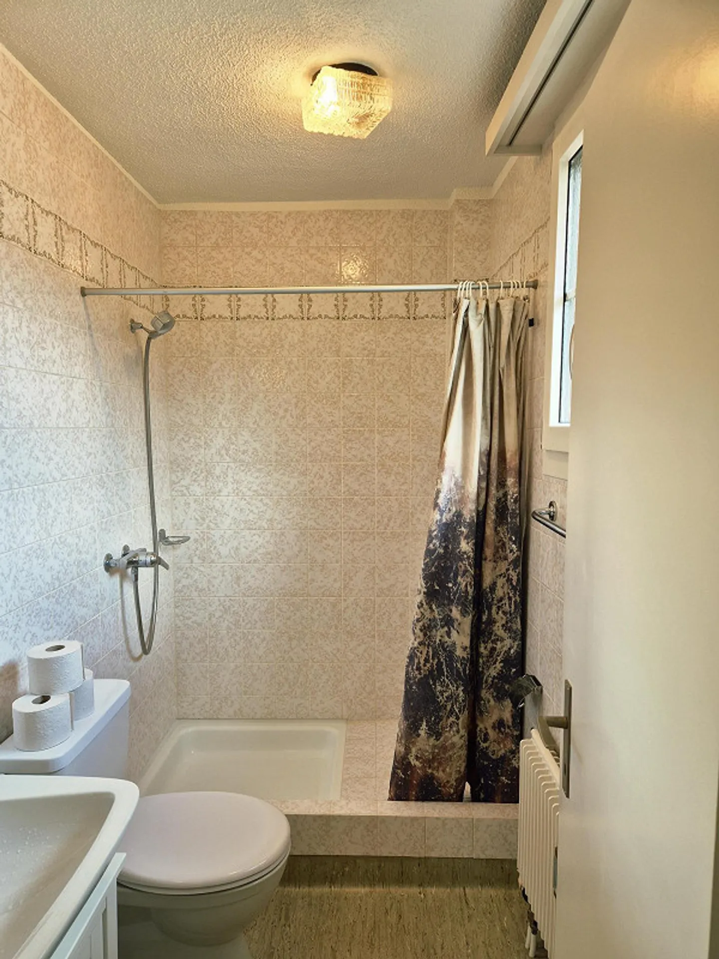 Charming 5.5 Room Old Building Apartment with Lake View in Flüelen - Photo 10 of 14