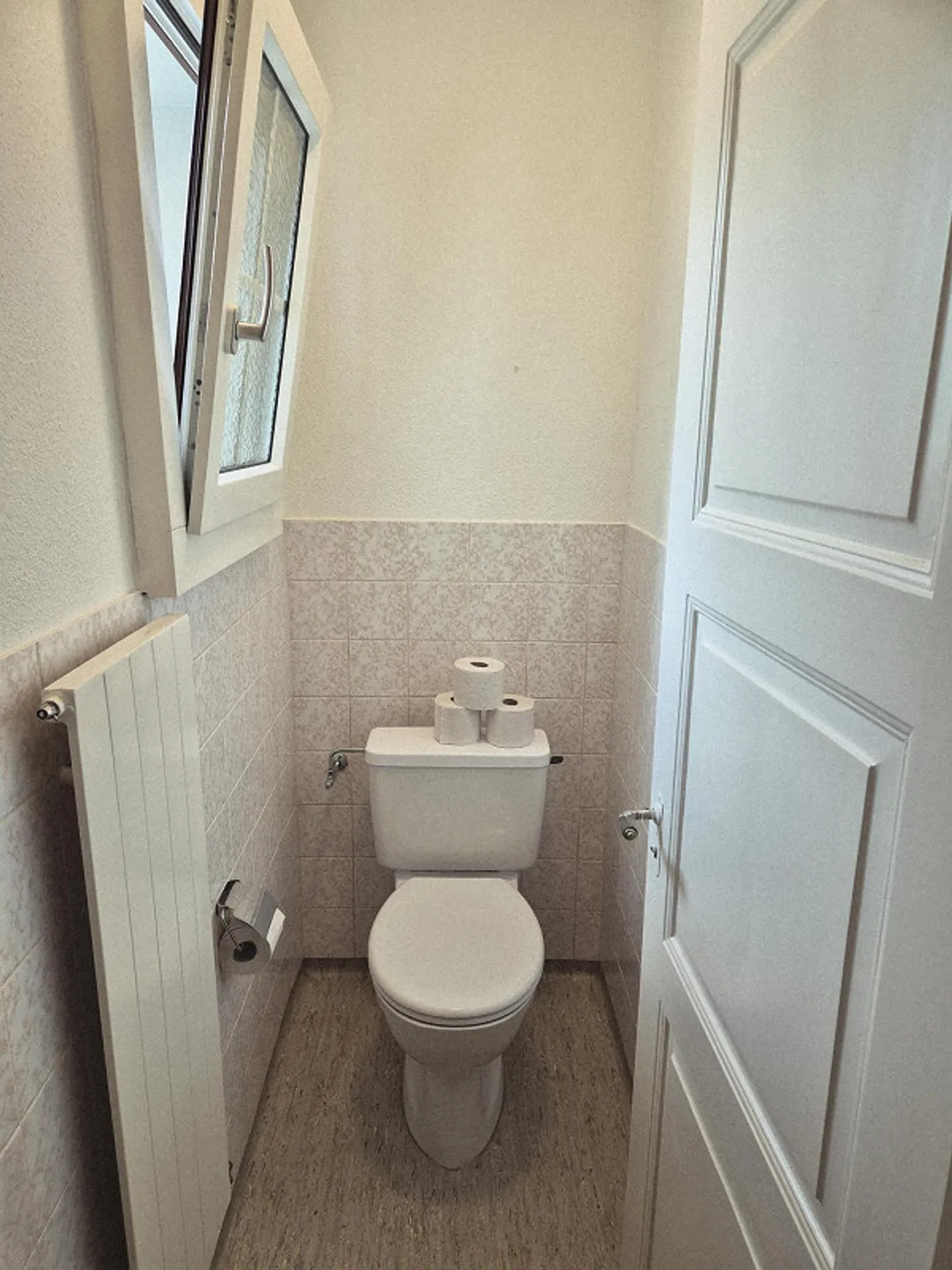 Charming 5.5 Room Old Building Apartment with Lake View in Flüelen - Photo 11 of 14