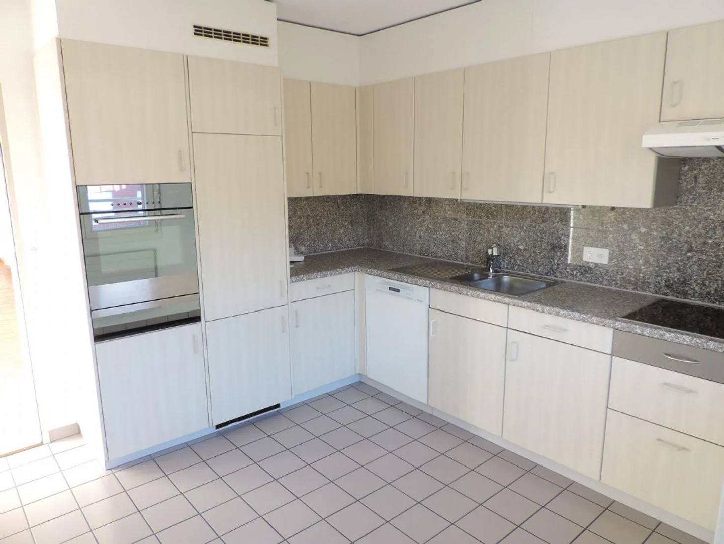 Charmante Dachwohnung mit Grosser Terrasse - Foto 3 von 13