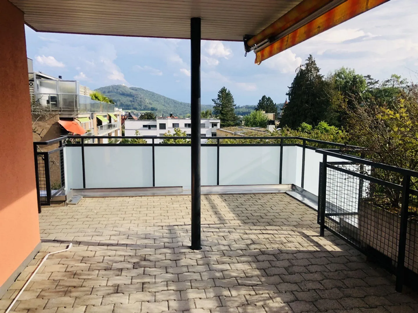 Charmante Dachwohnung mit Grosser Terrasse - Foto 2 von 13