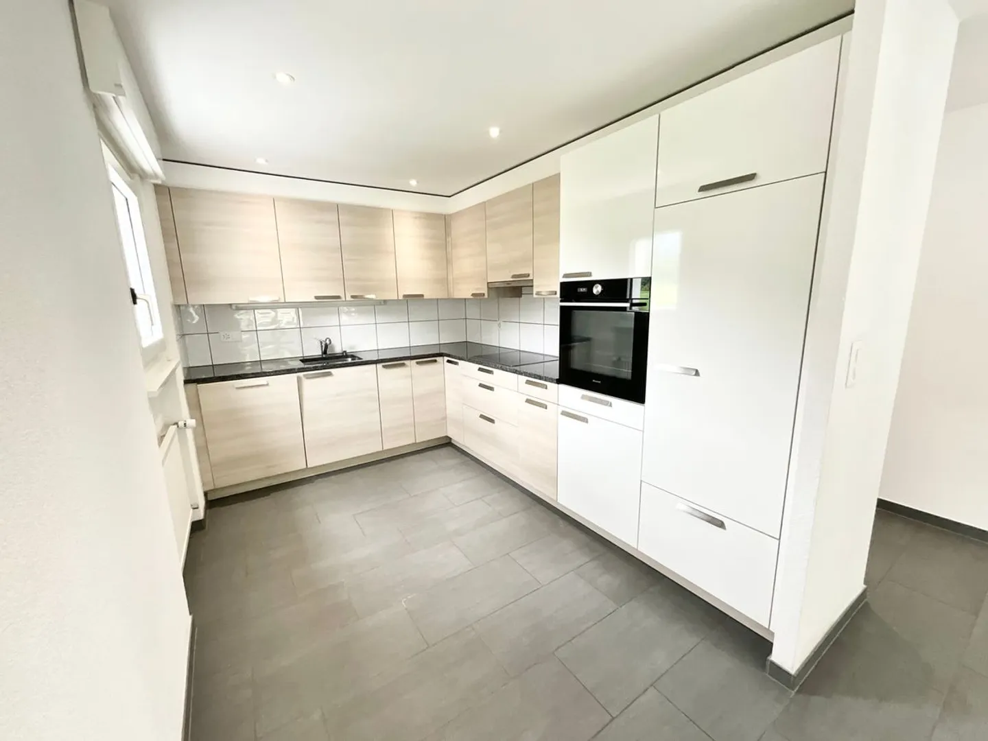 Beautiful bright 4.5-room apartment with balcony - Photo 1 of 8