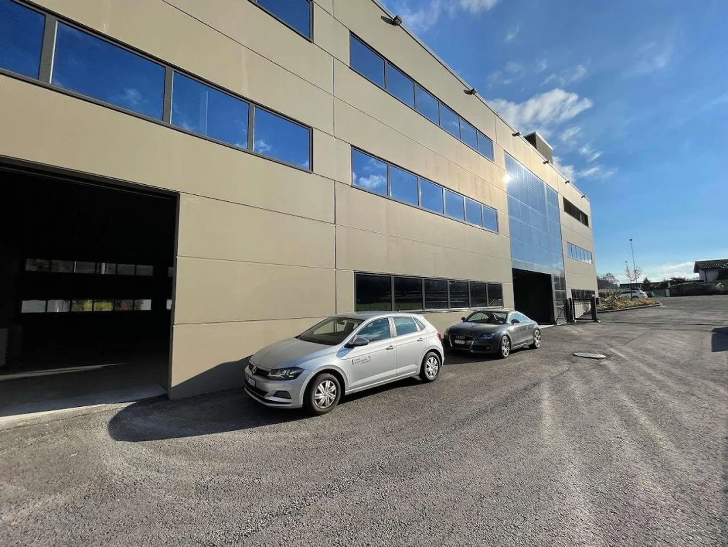 Modern spaces in new warehouse - Photo 4 of 12