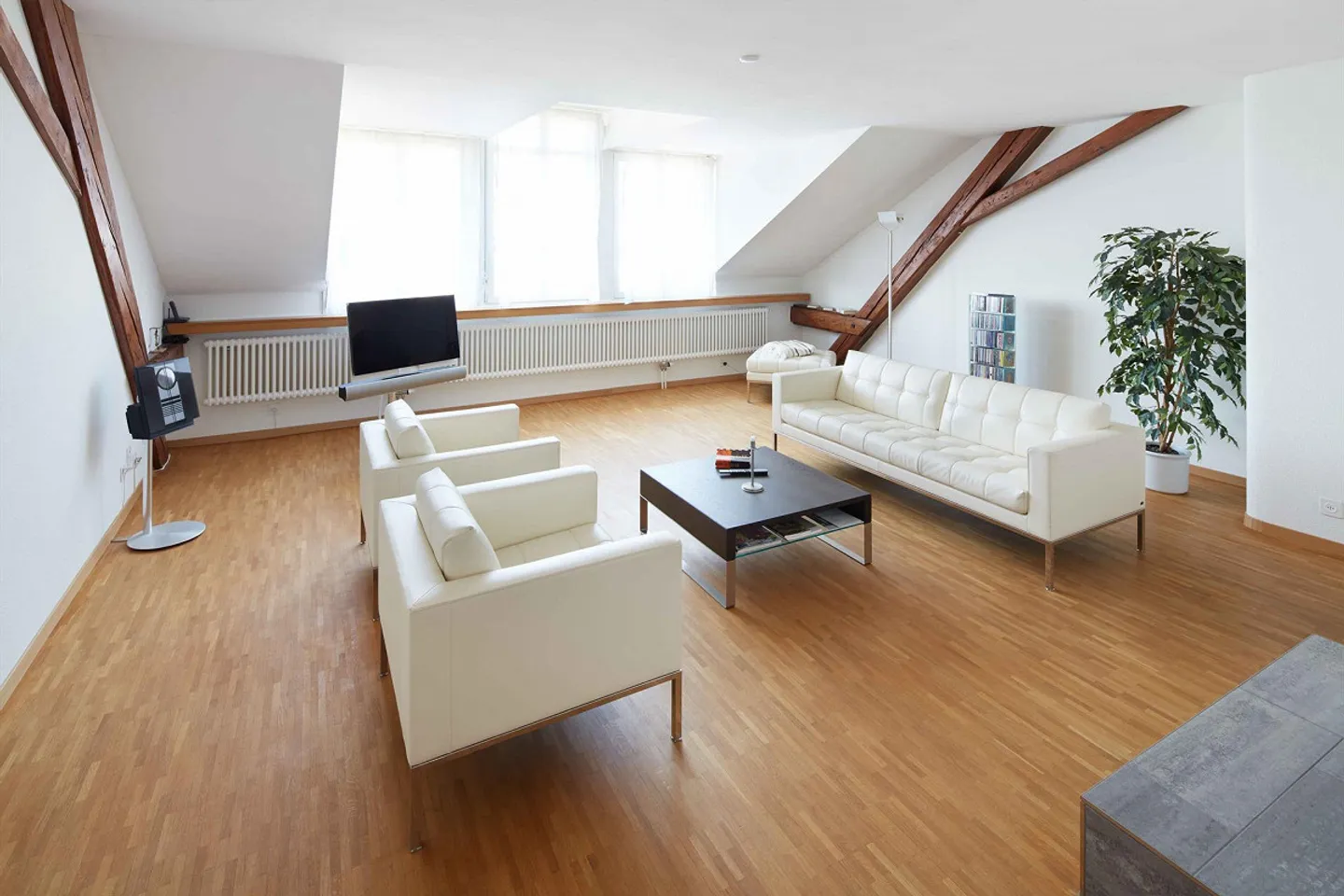 Penthouse moderne à louer dans la vieille ville 4.5 pièces - Photo 2 sur 7