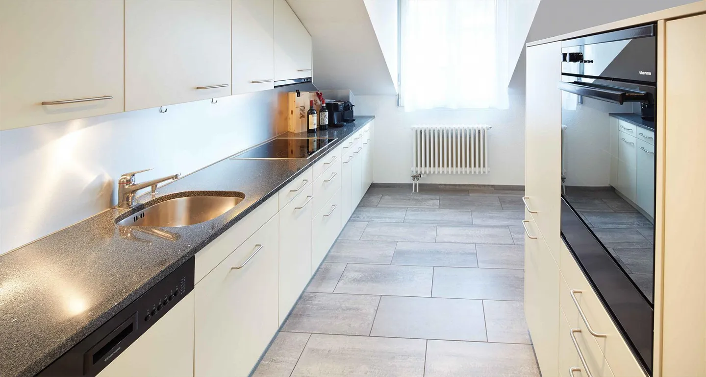 Penthouse moderne à louer dans la vieille ville 4.5 pièces - Photo 3 sur 7