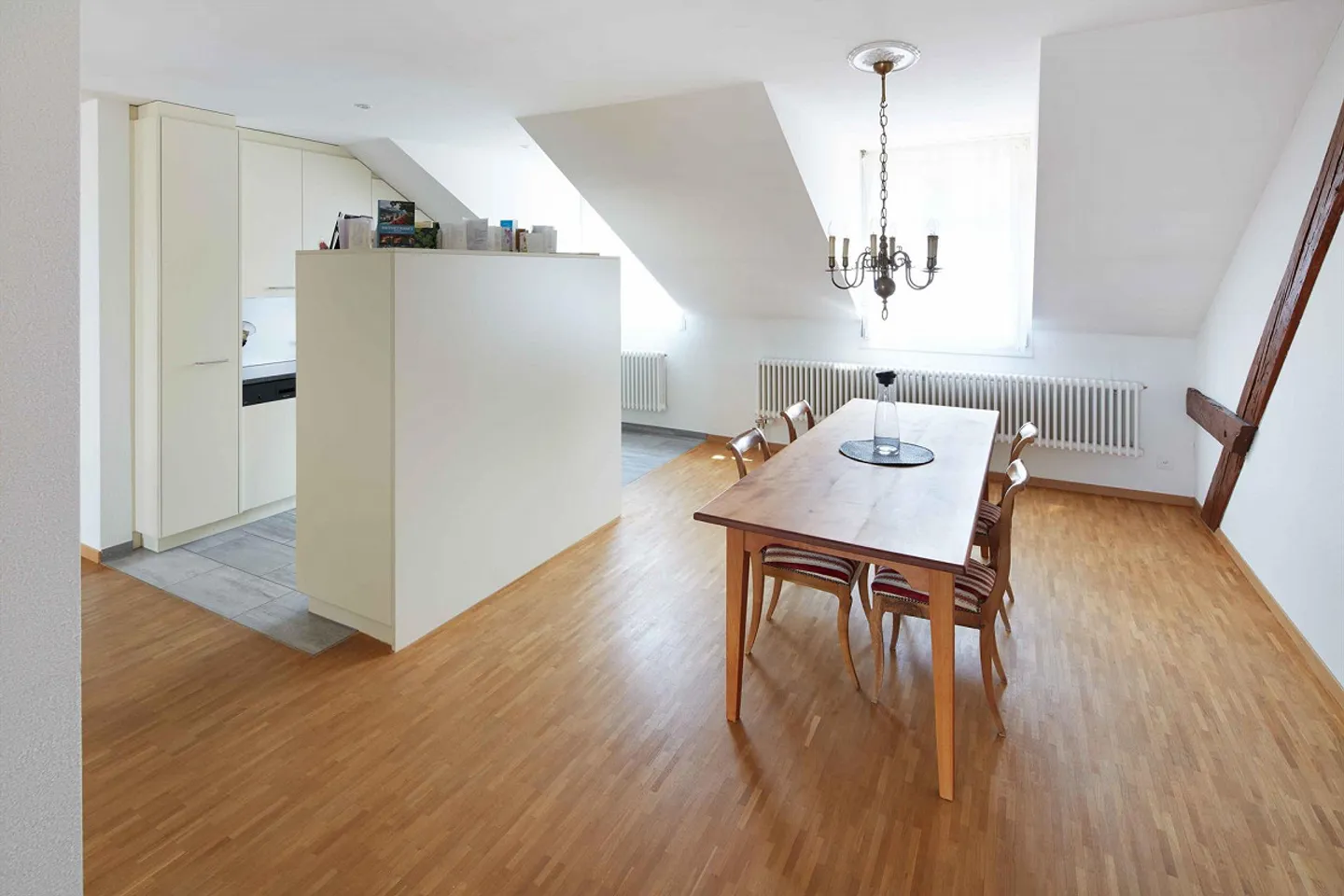 Penthouse moderne à louer dans la vieille ville 4.5 pièces - Photo 4 sur 7
