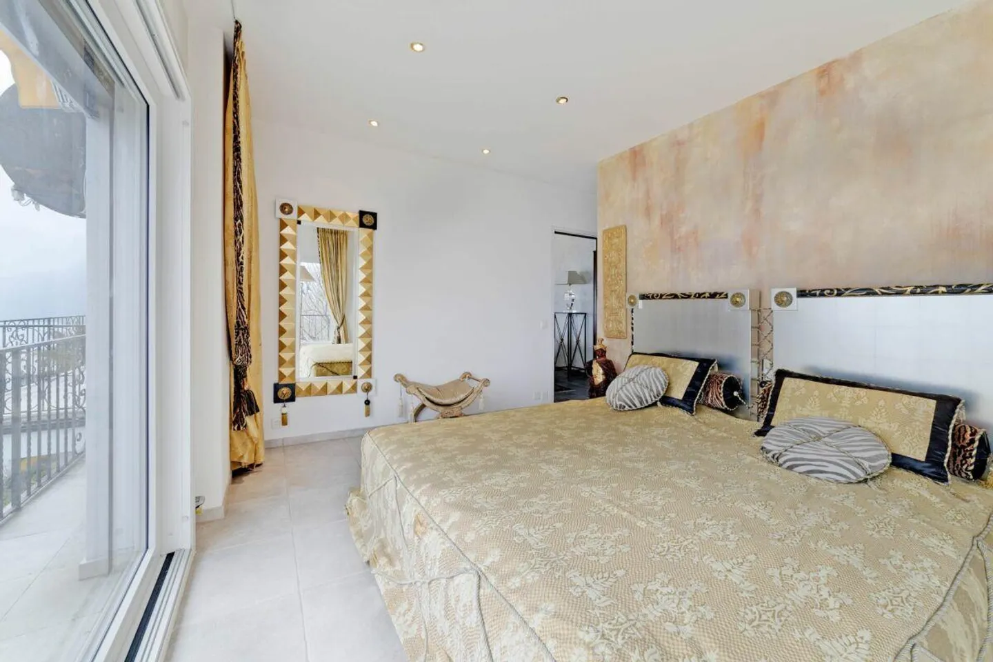 Mediterranean Villa with Infinity Pool and Panoramic Lake View in Brissago - Photo 17 of 21