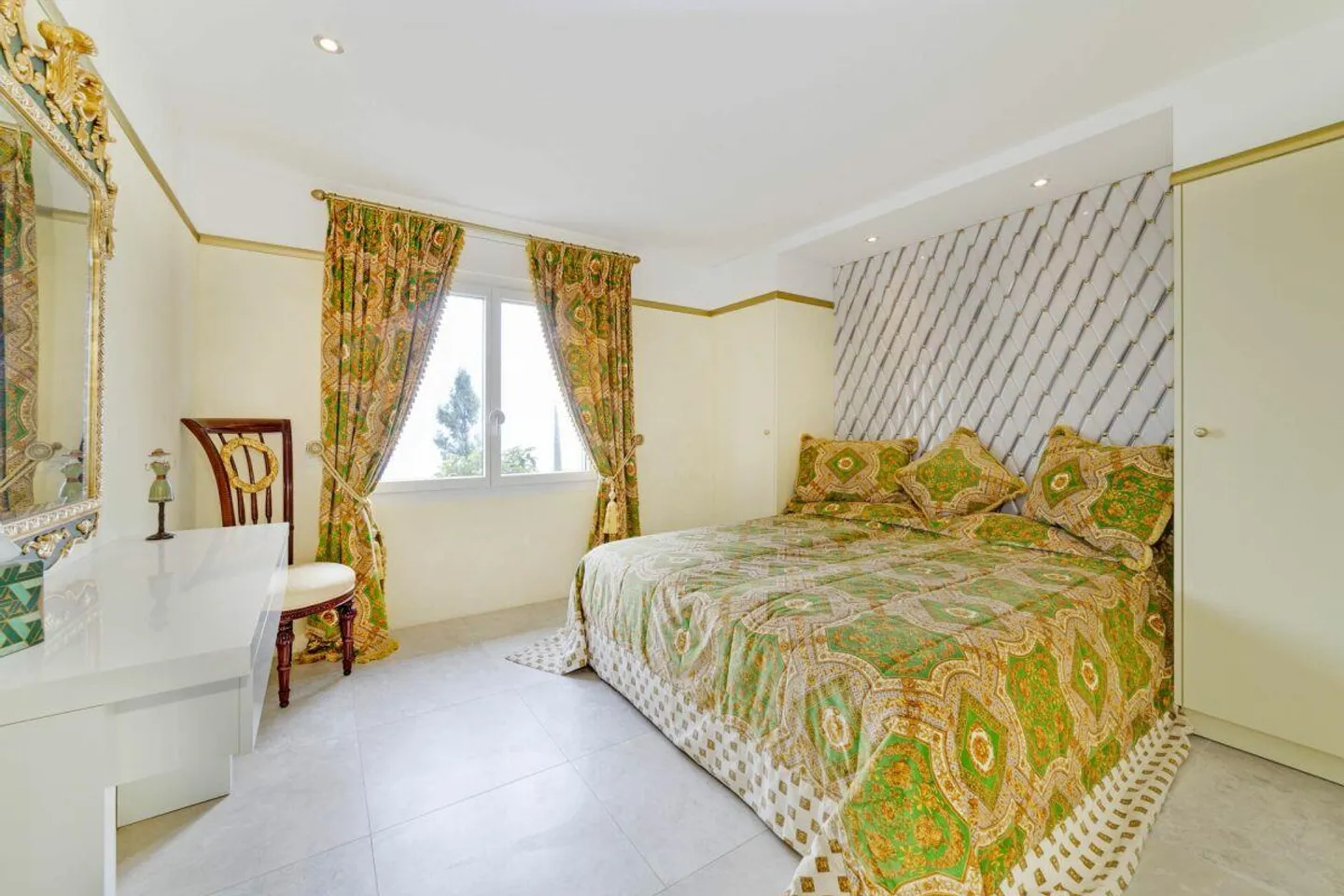 Mediterranean Villa with Infinity Pool and Panoramic Lake View in Brissago - Photo 18 of 21